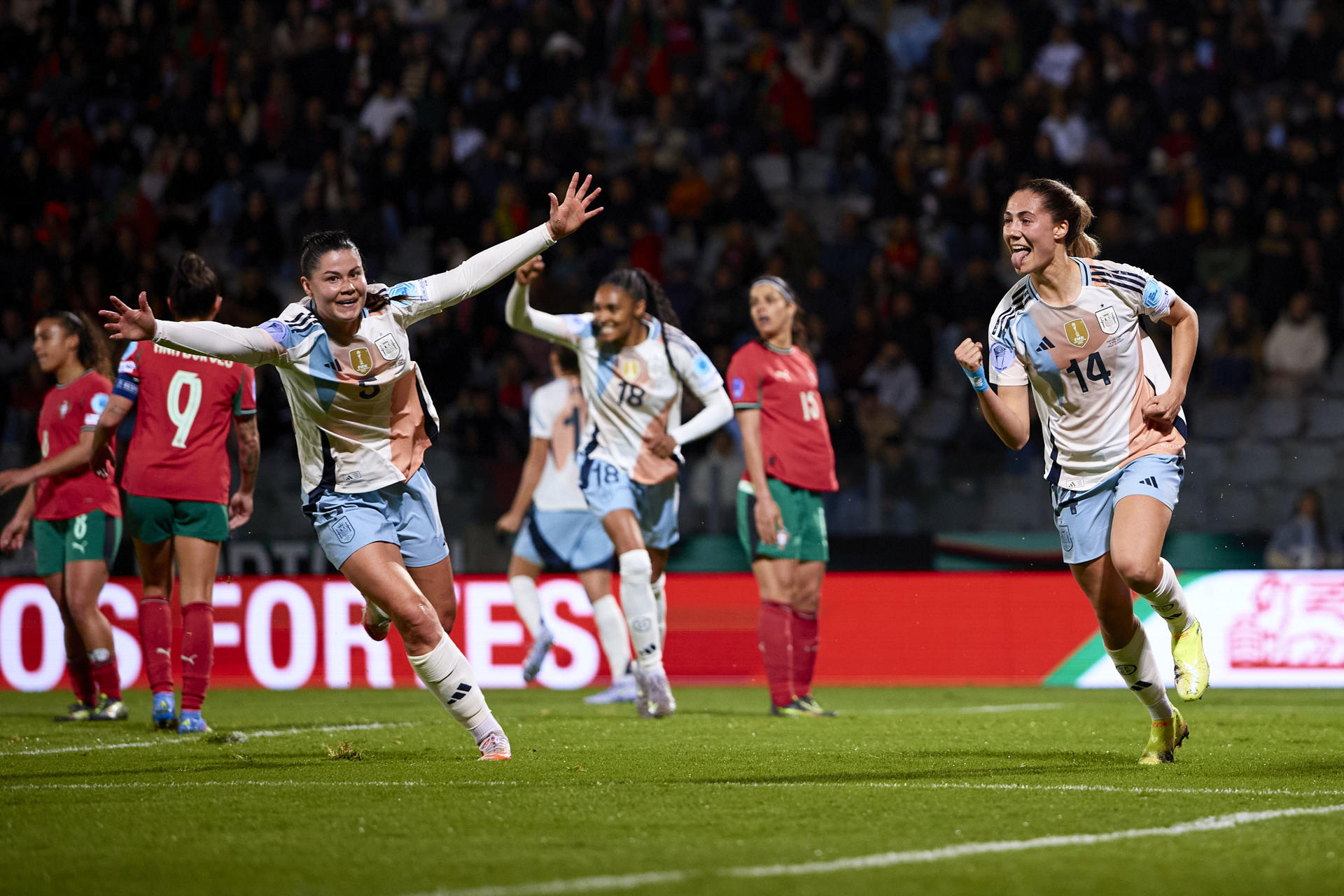 La defensa española Laia Aleixandri (d) celebra tras anotar ante Portugal este viernes, durante el partido de la jornada 3 de la Liga de Naciones Femenina UEFA entre Portugal y España en el estadio da Mata Real de Paços de Ferreira (Portugal). EFE/ David Aliaga RFEF SOLO USO EDITORIAL SOLO DISPONIBLE PARA ILUSTRAR LA NOTICIA QUE ACOMPAÑA (CRÉDITO OBLIGATORIO)