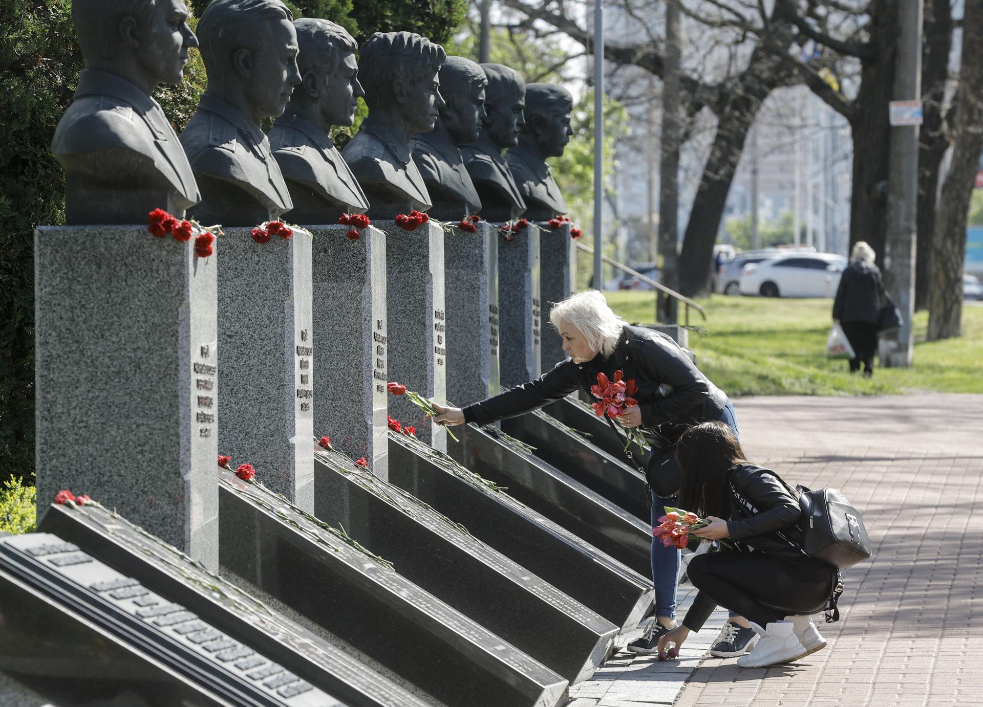 Kyiv (Ukraine), 26/04/2025.- Familiares de las víctimas del desastre de Chernóbil rinden homenaje a sus seres queridos en el aniversario de la catástrofe en esa central nuclear. (Ucrania, Kiev) EFE/EPA/SERGEY DOLZHENKO