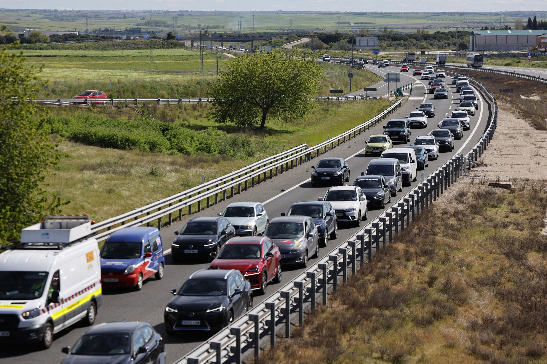 Tráfico denso en la carretera A-5, dirección Extremadura, este Miércoles Santo. La segunda fase de la Operación Especial Semana Santa de la DGT comienza a las 15 horas de esta tarde y se prolongará hasta las 24 horas del próximo lunes 21 de abril, y se prevén nueve millones de desplazamientos hasta el próximo lunes 21 de abril, un 3,5 % más que el año anterior. EFE/Manu Reino