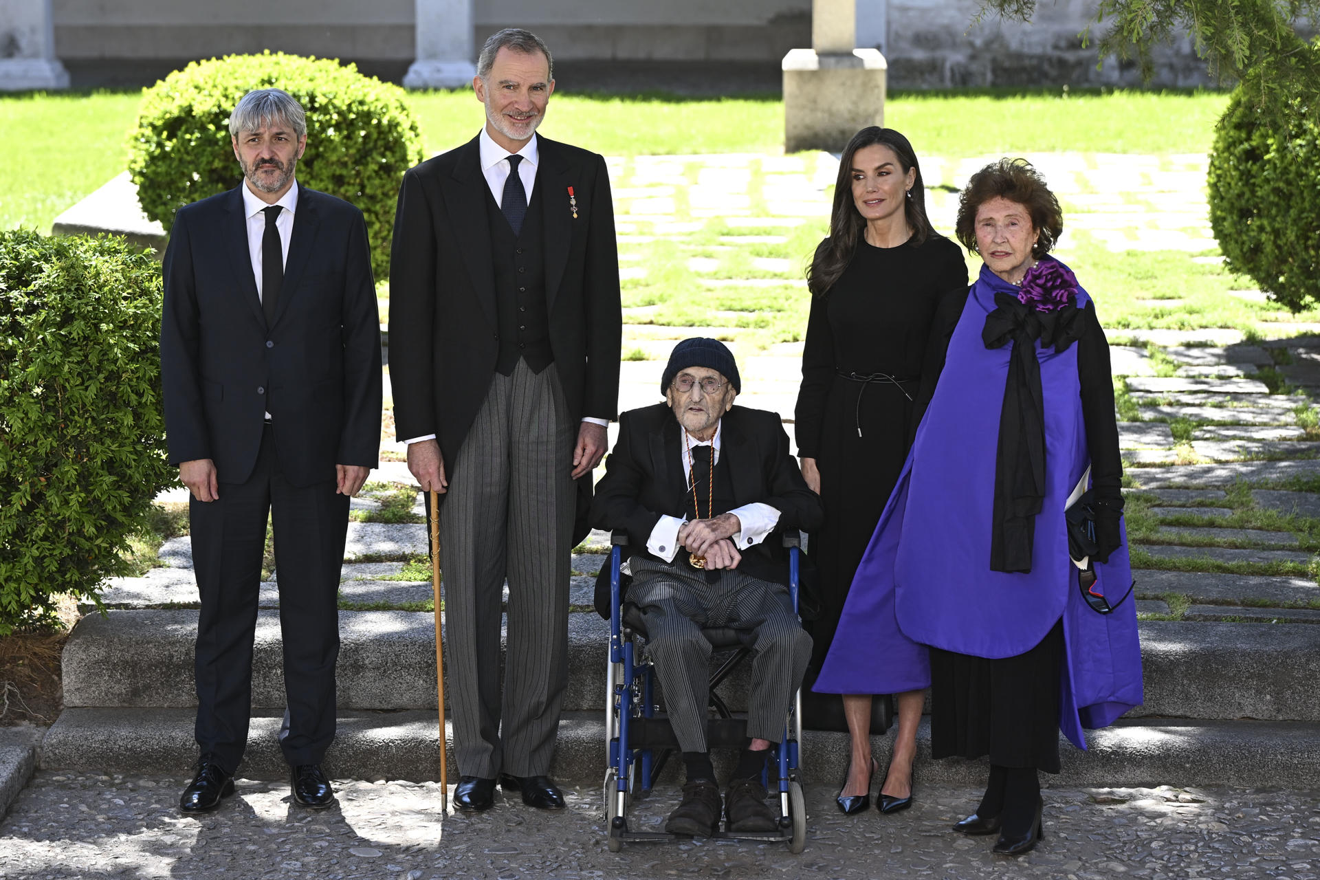 Los reyes Felipe y Letizia posan junto al escritor Álvaro Pombo (c), Premio Cervantes 2024, tras la ceremonia de entrega del galardón, este miércoles en el paraninfo universitario de Alcalá de Henares. EFE/ Fernando Villar