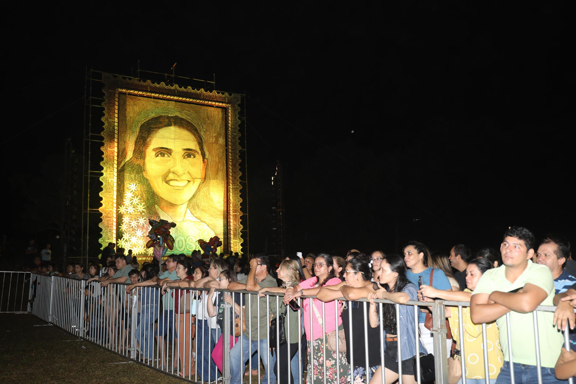 Fotografía cedida por la Secretaría Nacional de Turismo de Paraguay de personas junto a un cuadro del rostro de la beata María Felicia de Jesús Sacramentado Guggiari, conocida como 'Chiquitunga', elaborado por el artista plástico paraguayo Koki Ruíz, durante una procesión este Viernes Santo, en Tañarandy (Paraguay). EFE/ Secretaría Nacional de Turismo De Paraguay