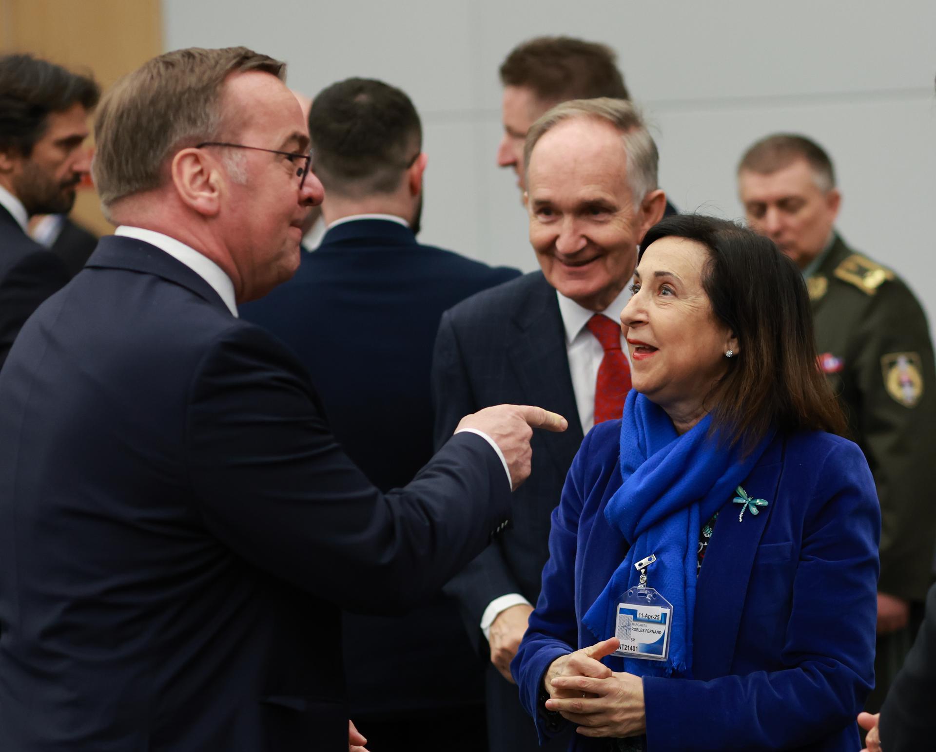 El Ministro de Defensa de Alemania, Boris Pistorius, y la Ministra de Defensa de España, Margarita Robles, conversan antes de una reunión del Grupo de Contacto de Defensa de Ucrania en la sede de la OTAN en Bruselas, Bélgica, 11 de abril de 2025. (Bélgica, Ucrania, Bruselas) EFE/EPA/OLIVIER HOSLET