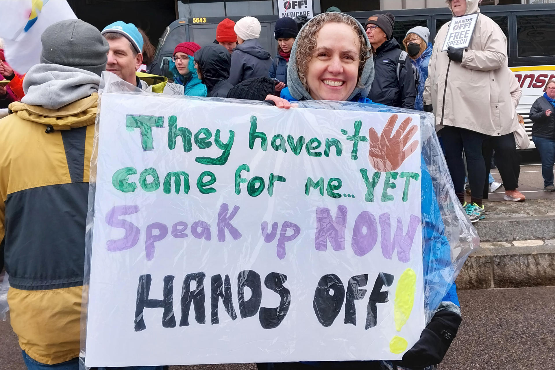 Foto de archivo de una mujer que sostiene un cartel durante una protesta denominada 'Hands Off' en Boston (Estados Unidos), en contra de los recortes y otras políticas del presidente, Donald Trump. EFE/ Iñaki Estívaliz