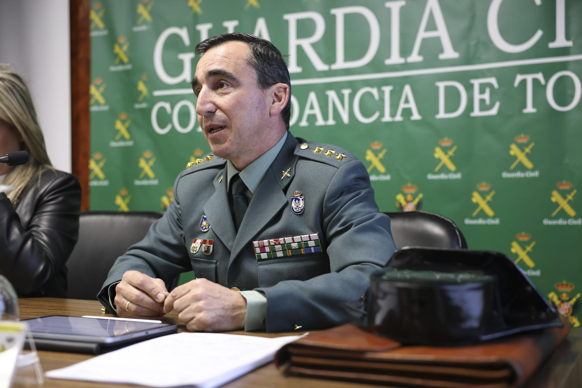 El coronel jefe José María Gil, informa de la operación denominada "Varita" contra una organización que enviaba droga a distintos países europeos a través de empresas de paquetería postal, y en la que 38 personas han sido detenidas. EFE/ Ismael Herrero