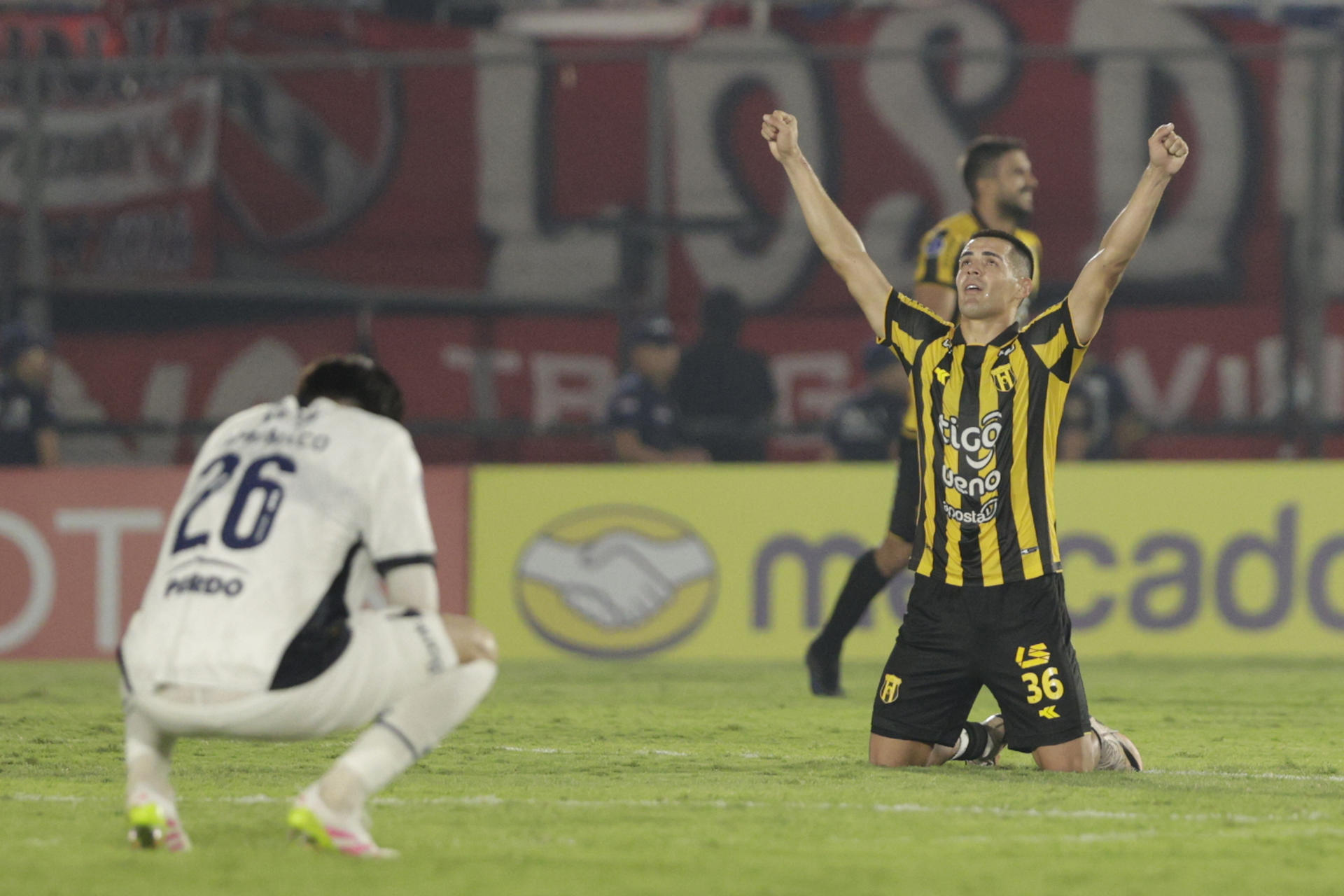 Luis Gilberto Martínez de Guaraní celebra la victoria en un partido de la fase de grupos de la Copa Sudamericana. EFE/ Juan Pablo Pino