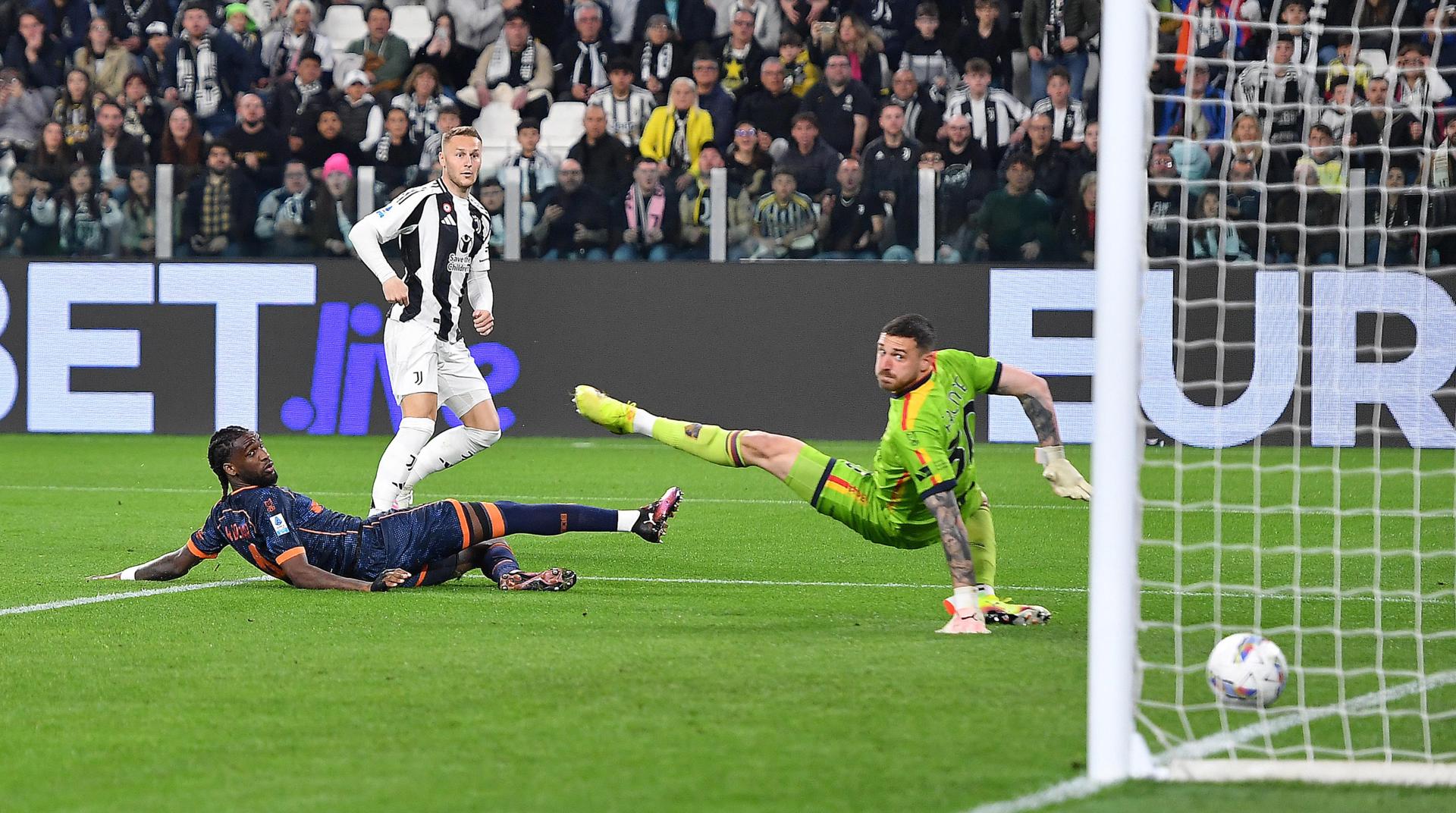 El jugador del Juventus Teun Koopmeiners logra (1-0) durante el partido de la Serie A que han jugado Juventus FC y US Lecce en el Allianz Stadium en Turín, Italia. EFE/EPA/ALESSANDRO DI MARCO