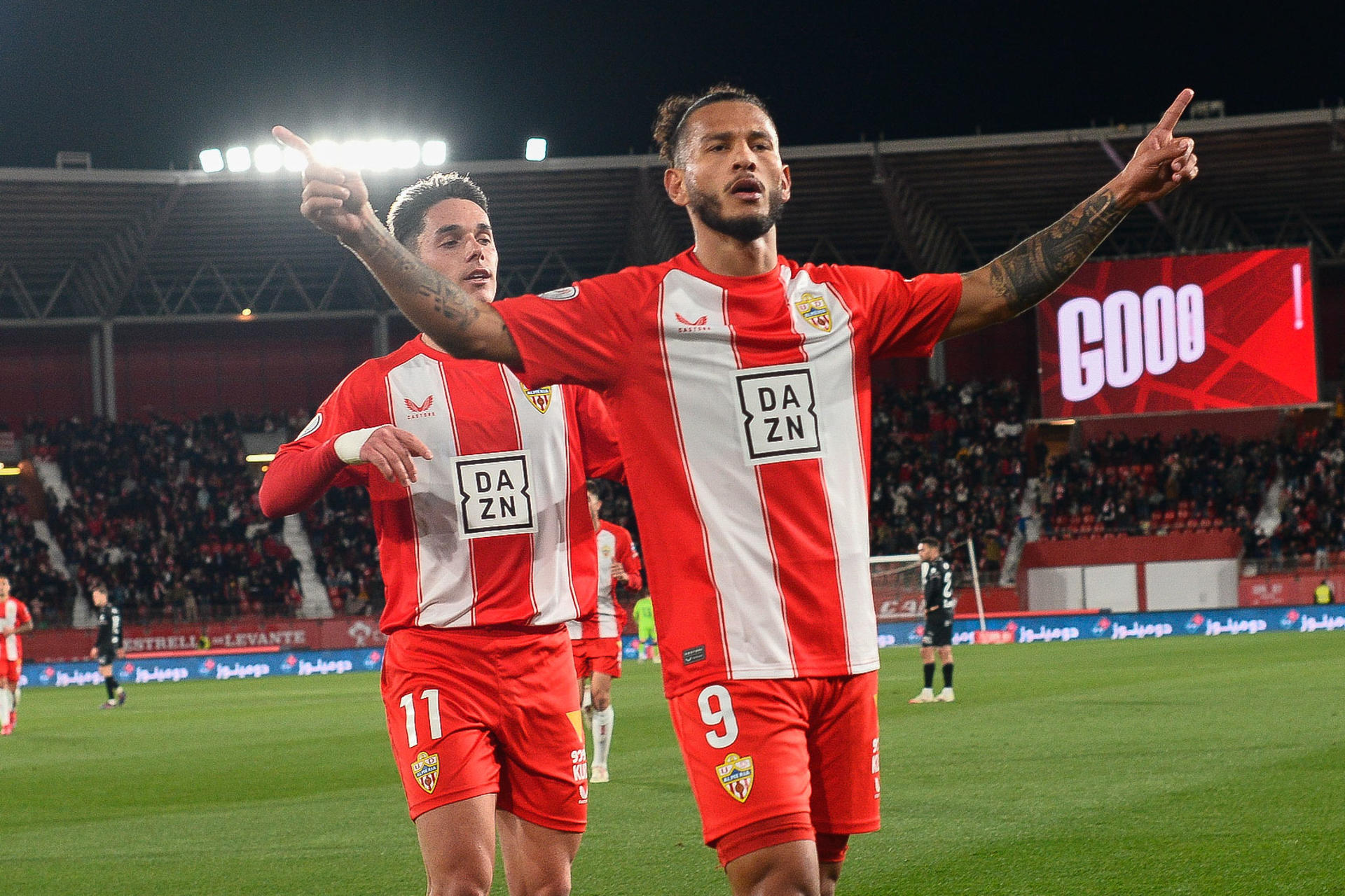 El delantero colombiano de la U.D. Almería Luis Suárez (d) celebra un gol. EFE/ Carlos Barba