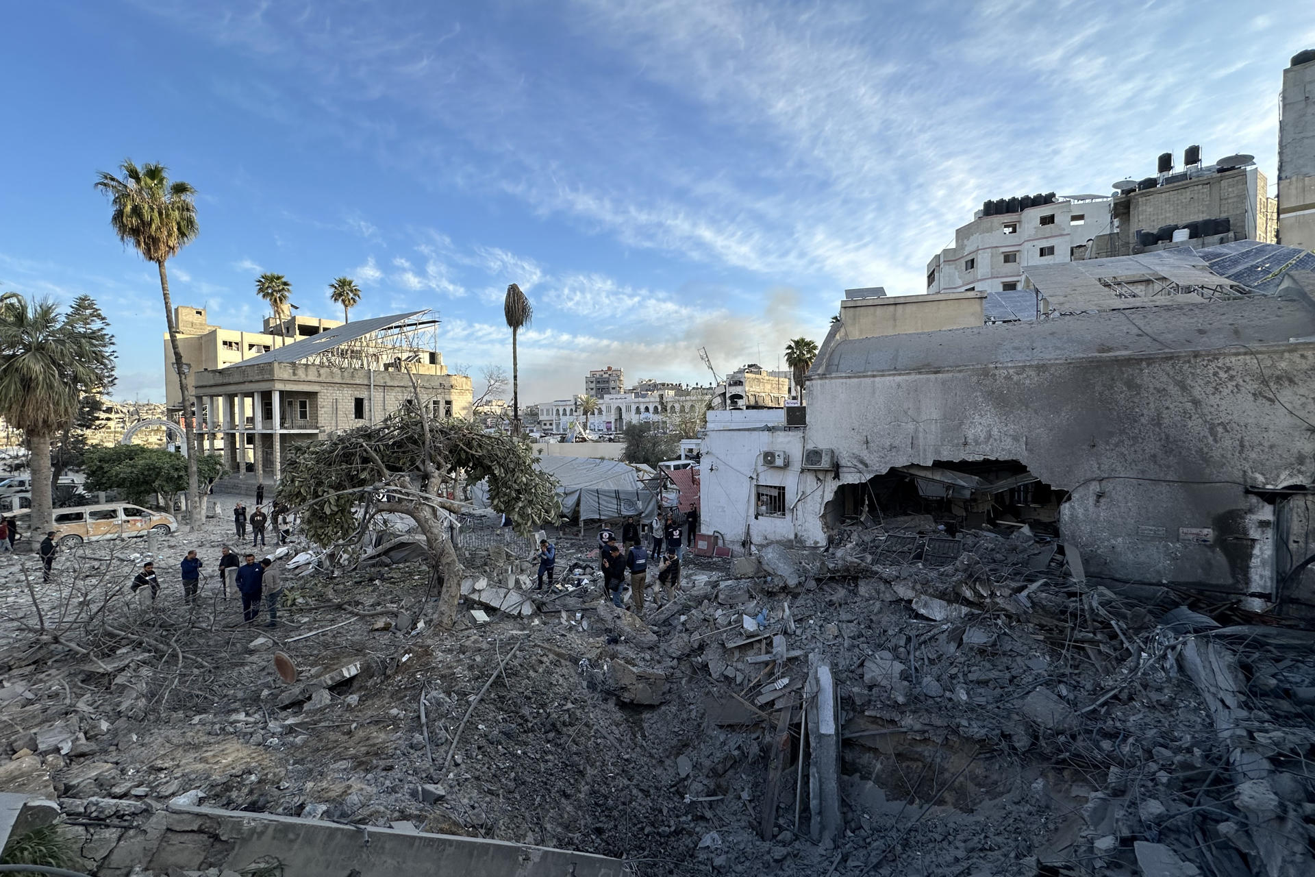 La Oficina de Información de Gaza informó que las fuerzas israelíes bombardearon la noche de este sábado el hospital Al Ahli, también conocido como Hospital Bautista, mientras que varios medios de comunicación registraron el ataque y señalaron que hay daños severos. EFE/ Ahmad Awad