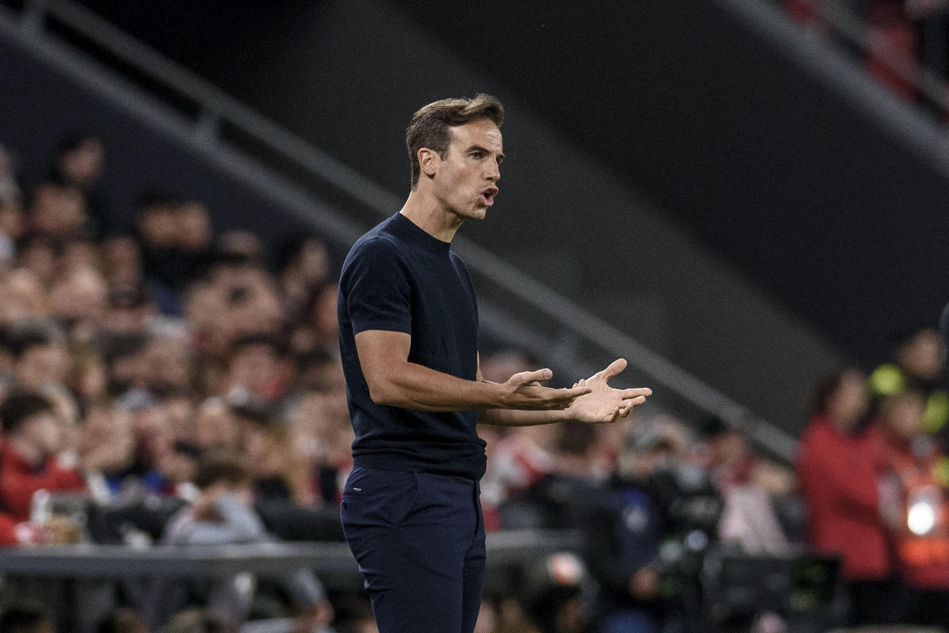 El entrenador del Rayo Vallecano, Íñigo Pérez, durante el partido de LaLiga que Athletic Club y Rayo Vallecano disputaron en el estadio de San Mamés, en Bilbao. EFE/Javier Zorrilla