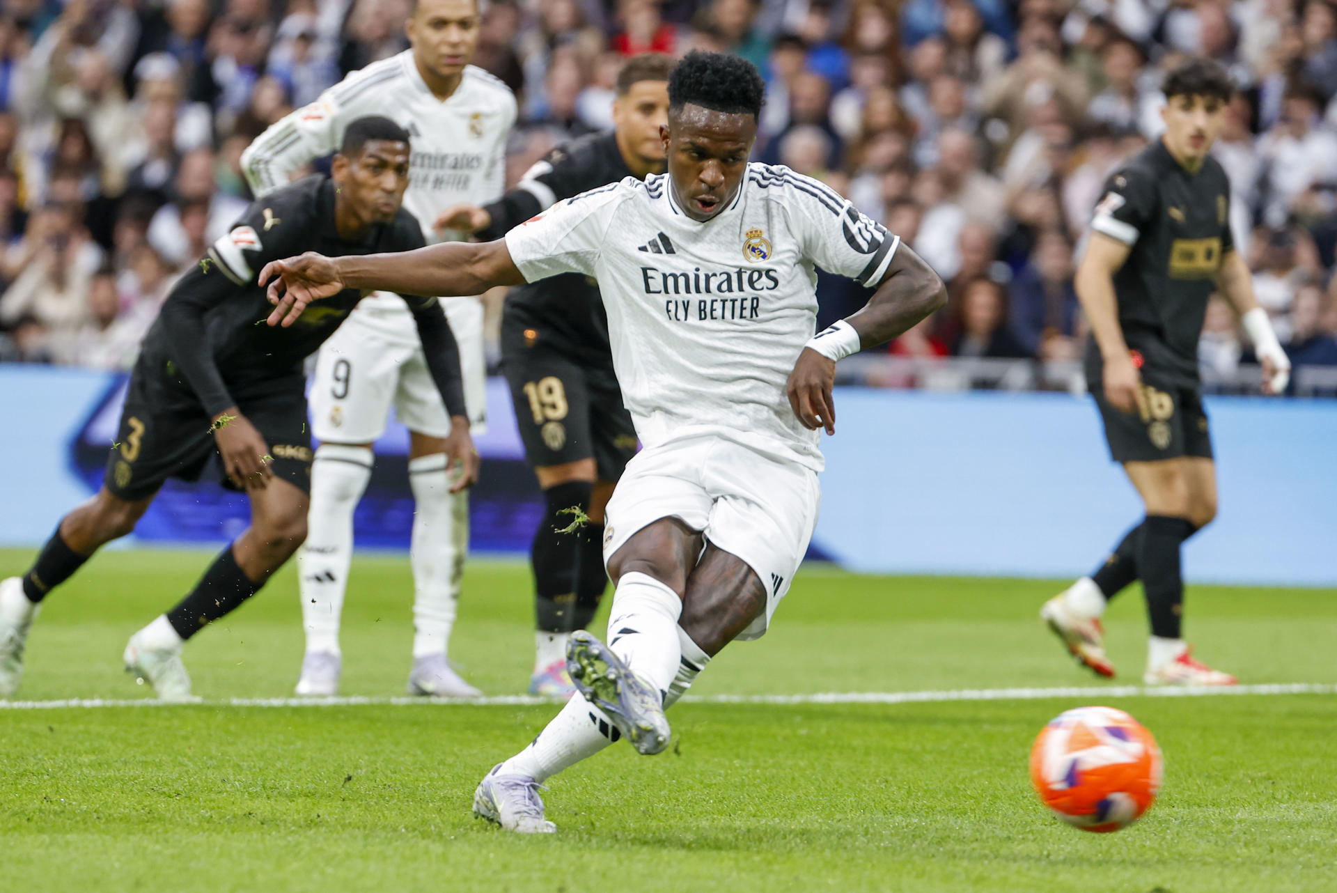 - El delantero del Real Madrid Vinicius lanza un penalti durante el partido de LaLiga entre el Real Madrid y el Valencia C.F., disputado en el estadio Santiago Bernabéu en Madrid. EFE/Chema Moya