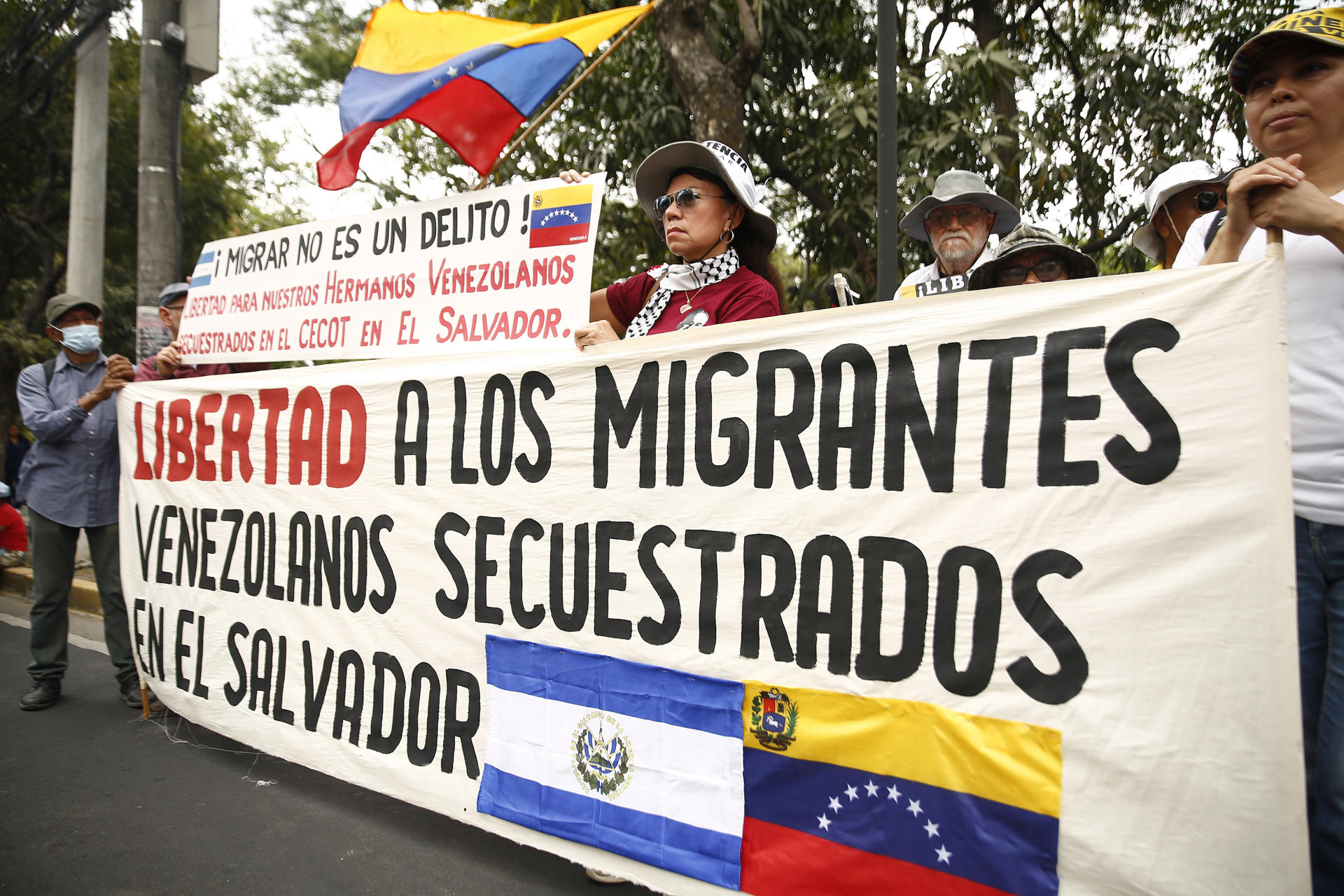 Fotografía de archivo que muestra personas con pancartas a favor de migrantes venezolanos dentenidos en San Salvador (El Salvador). EFE/Rodrigo Sura