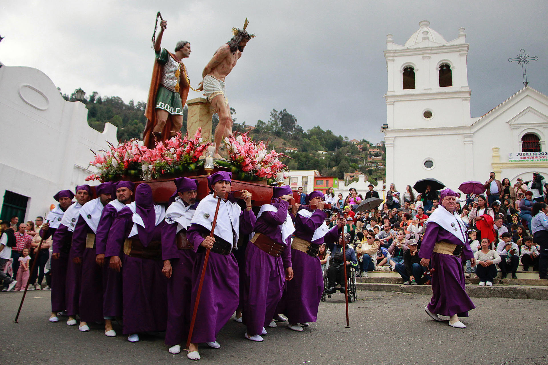 Integrantes de colectivos eclesiásticos participan de la procesión en homenaje al Señor del Humilladero este jueves, en Pamplona (Colombia). EFE/ Mario Caicedo