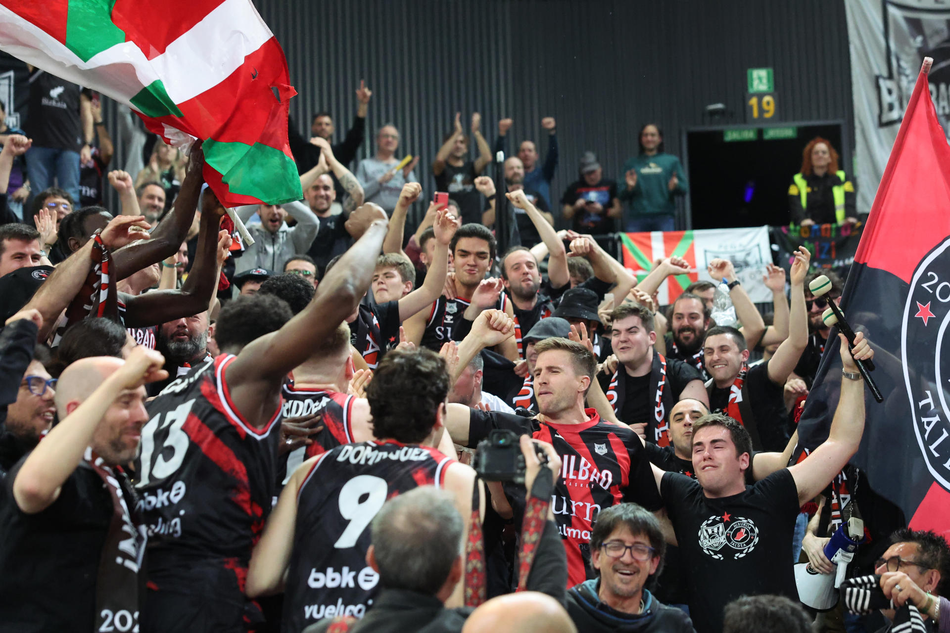 Los jugadores del Bilbao Basket celebran la victoria con su afición en el partido de vuelta de semifinales de la Copa Europa FIBA de baloncesto, este miércoles en el Bilbao Arena. EFE/ Luis Tejido
