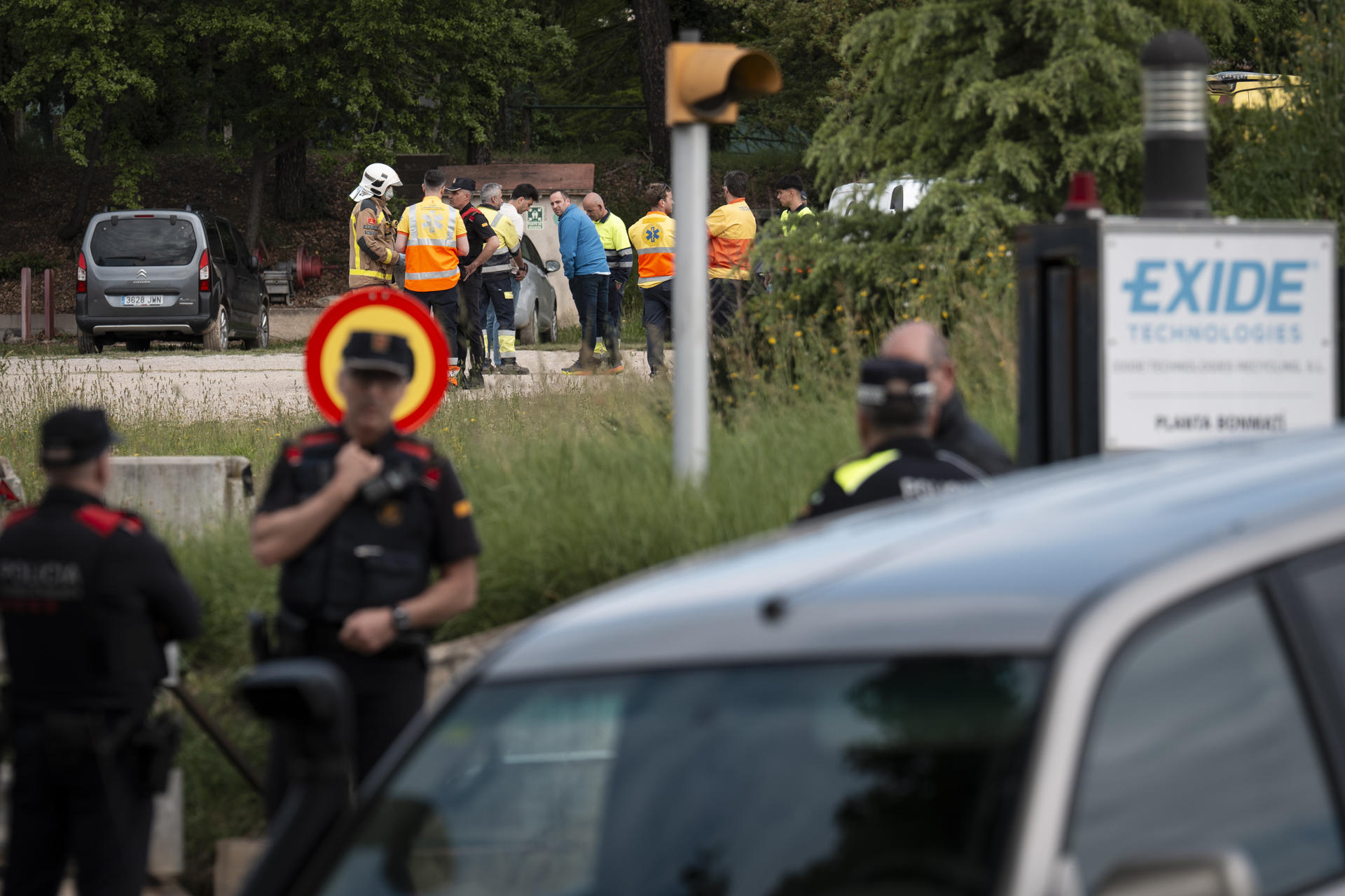 Una persona ha fallecido y otra dos han resultado heridas, una de ellas grave, por una explosión que ha tenido lugar a primera hora de la mañana en una industria dedicada al reciclaje de baterías en la localidad de Sant Julià de Llor i Bonmatí (Girona). EFE/David Borrat