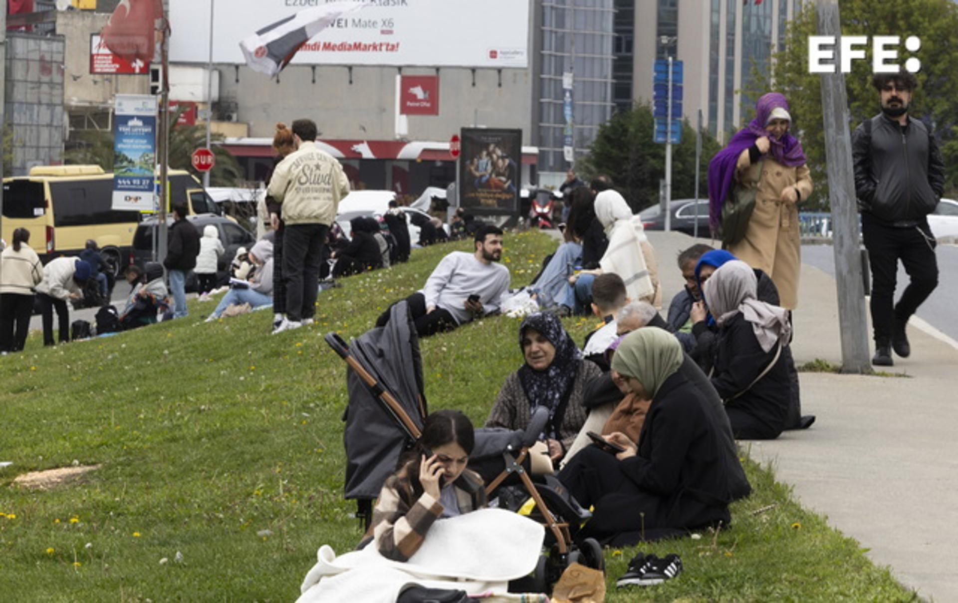 Una nuevo terremoto, este de magnitud 4,3, ha sacudido este viernes Estambul, cuando la ciudad de 16 millones de habitantes aún intenta sobreponerse al susto causado por el sismo del miércoles pasado, de fuerza 6,2. EFE/EPA/TOLGA BOZOGLU