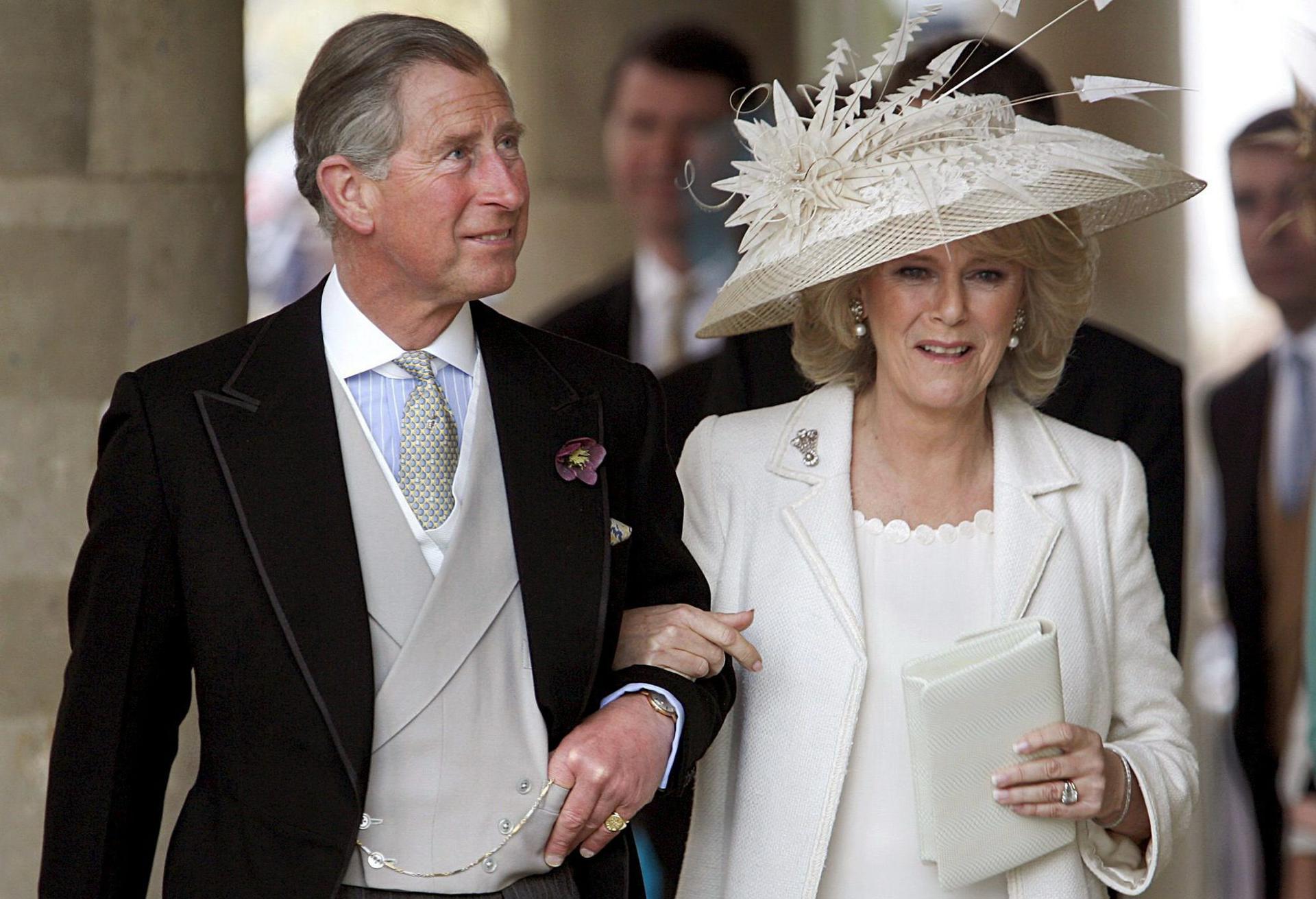 El príncipe Carlos de Inglaterra y Camilla Parker-Bowles (d), salen del Ayuntamiento de Windsor, Reino Unido, tras la ceremonia de su boda civil, 9 de abril de 2005. EFE/Archivo/Frank May