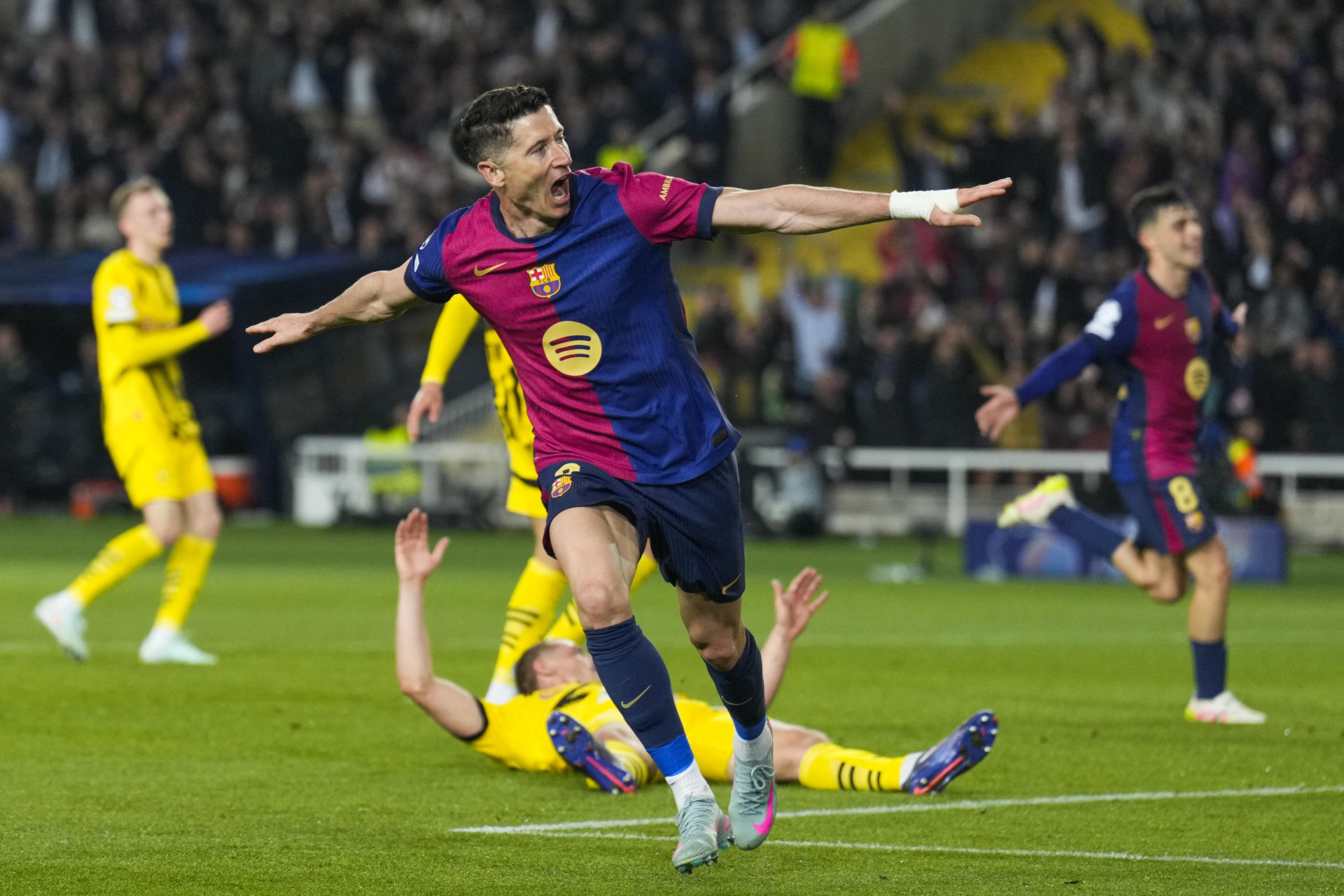 El delantero del Barcelona Robert Lewandowski celebra tras marcar el tercer gol ante el Dortmund, durante el partido de ida de cuartos de final de la Liga de Campeones que FC Barcelona y Borussia Dortmund disputaron en el Estadio Olímpico Lluis Companys. EFE/Alejandro García