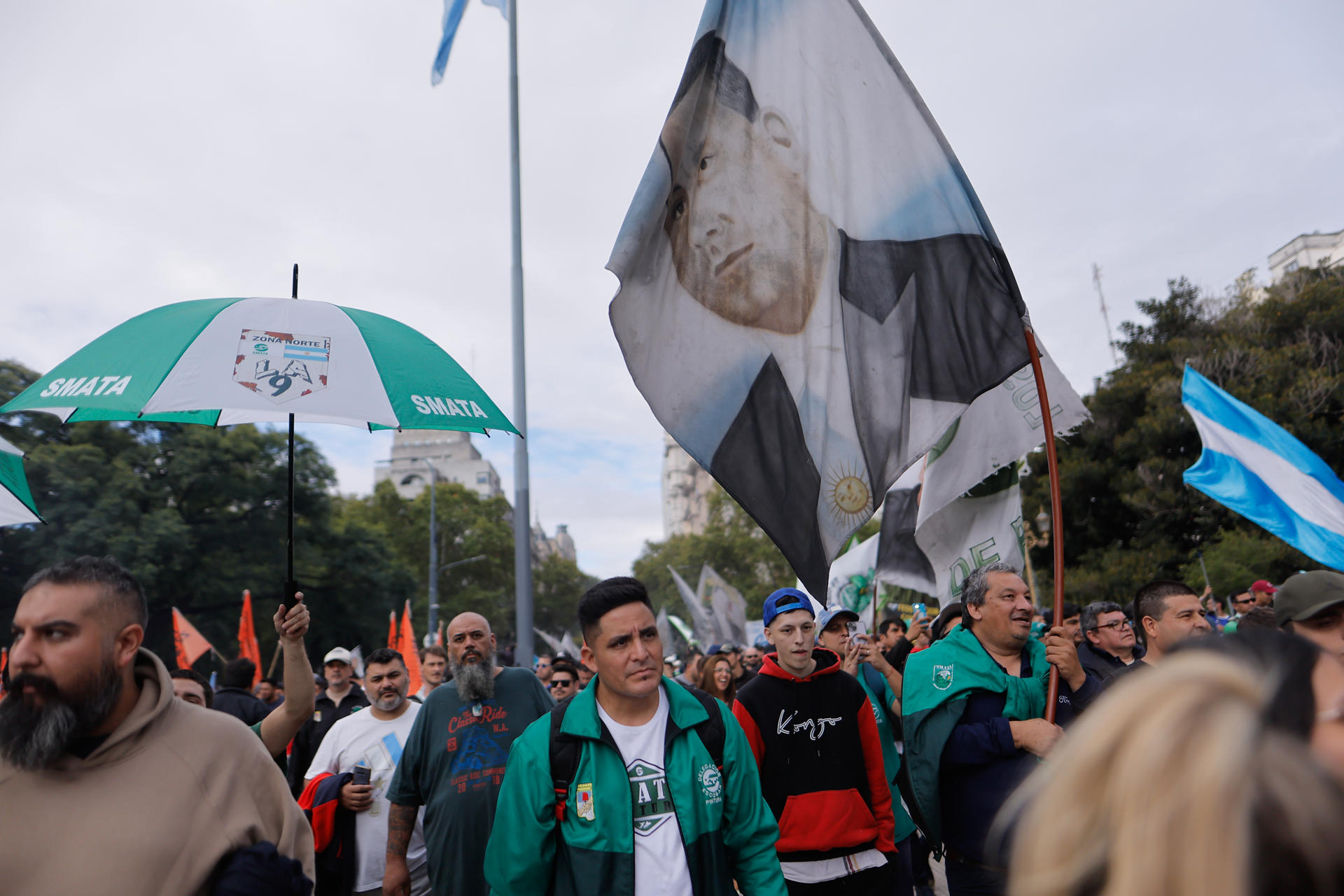 Personas se manifiestan durante una marcha este miércoles en la plaza del congreso en Buenos Aires (Argentina). EFE/Juan Ignacio Roncoroni