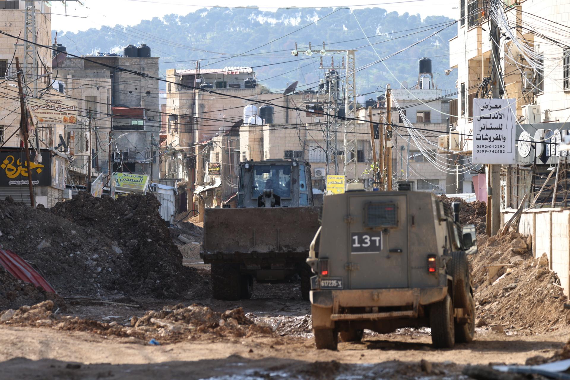 Foto de archivo de vehículos del ejército israelí durante una operación militar en la ciudad de Yenín, en Cisjordania. EFE/EPA/ALAA BADARNEH