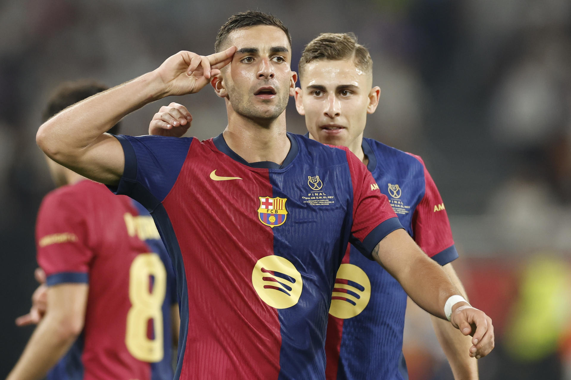 El delantero del FC Barcelona, Ferrán Torres, celebra el segundo gol del equipo blaugrana durante el encuentro correspondiente a la final de la Copa del Rey que disputaron Real Madrid y FC Barcelona en el estadio de La Cartuja, en Sevilla. EFE / Julio Muñoz.