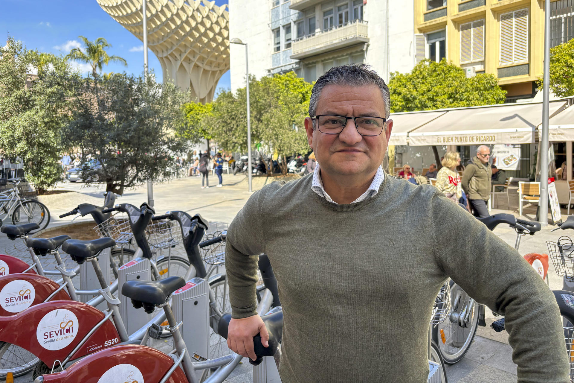 Manuel Rey, catedrático de la Universidad de Sevilla y uno de los autores del estudio 'La adopción de soluciones innovadoras de movilidad urbana desde la lógica dominante del servicio', publicado en la revista académica European Journal of Innovation Management, posa durante una entrevista con EFE, junto a un tótem de Sevici. EFE/Laura Rincón