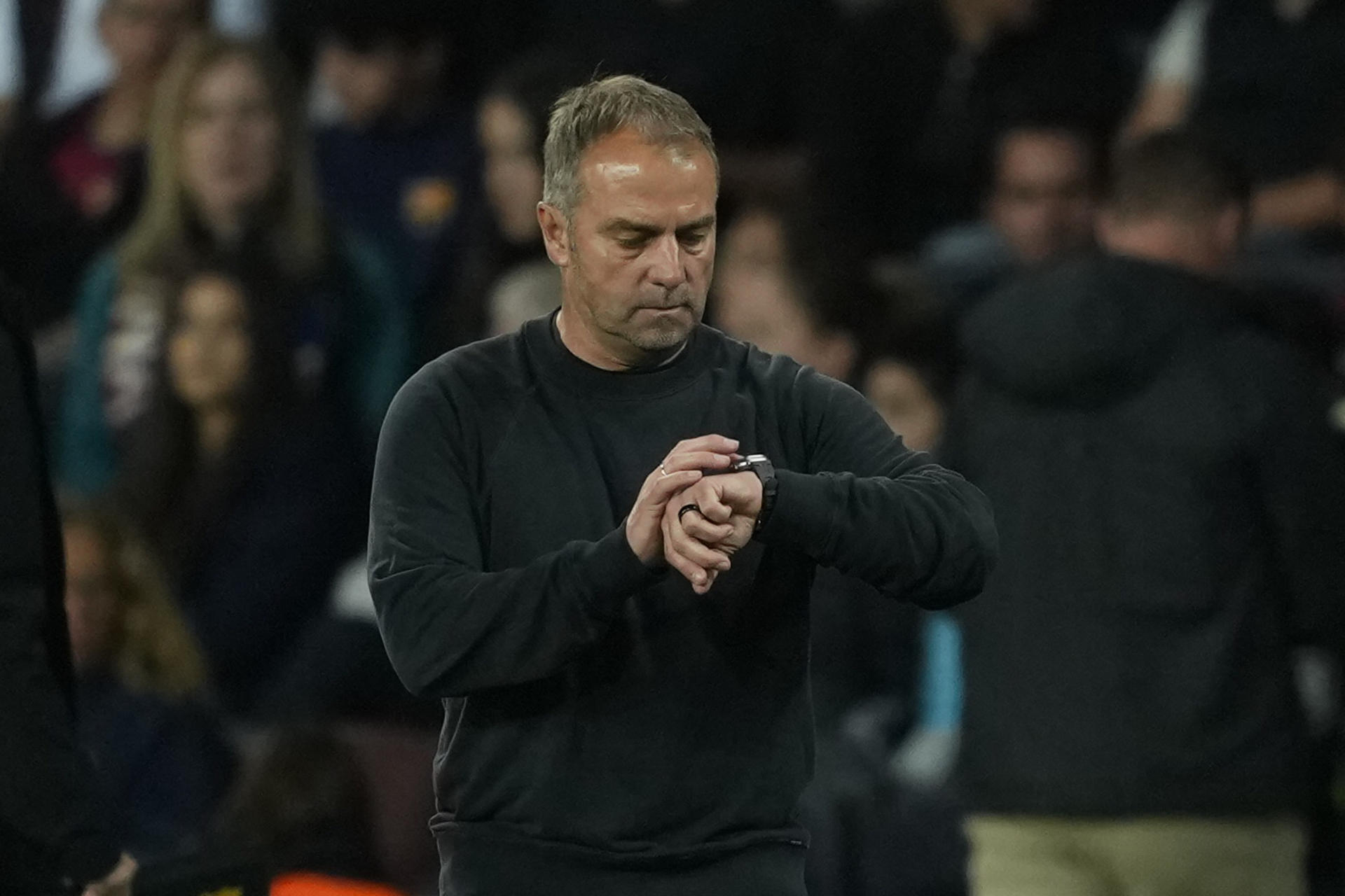 El entrenador del Barcelona, Hans-Dieter Flick, durante el partido de la jornada 33 de LaLiga que FC Barcelona y RCD Mallorca disputaron en el Estadi Olímpic Lluís Companys. EFE/Alejandro García