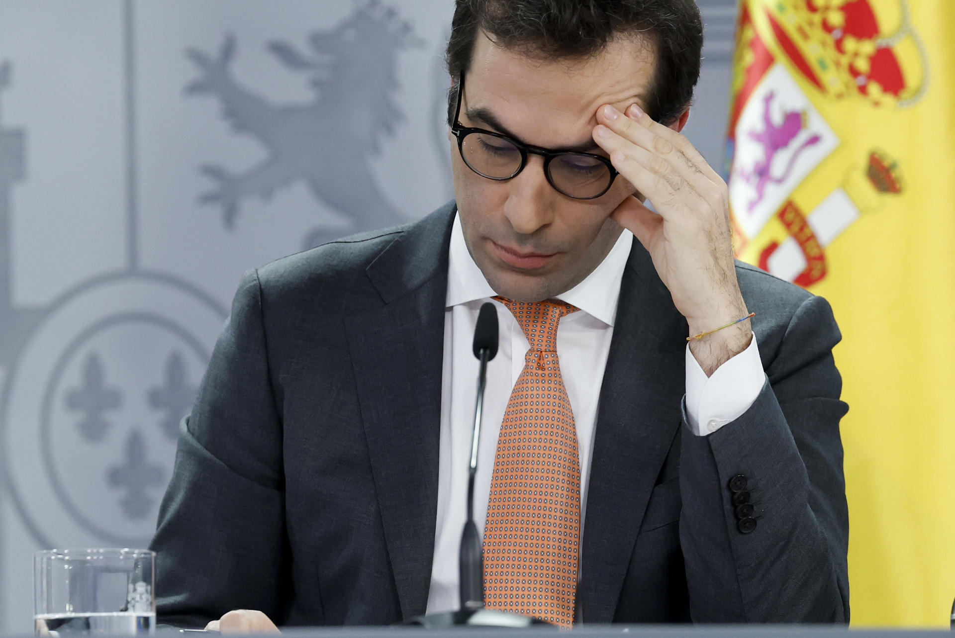El ministro de Economía, Carlos Cuerpo, durante la rueda posterior a la reunión del Consejo de Ministros en el complejo del Palacio de la Moncloa, este martes. EFE/ Juan Carlos Hidalgo