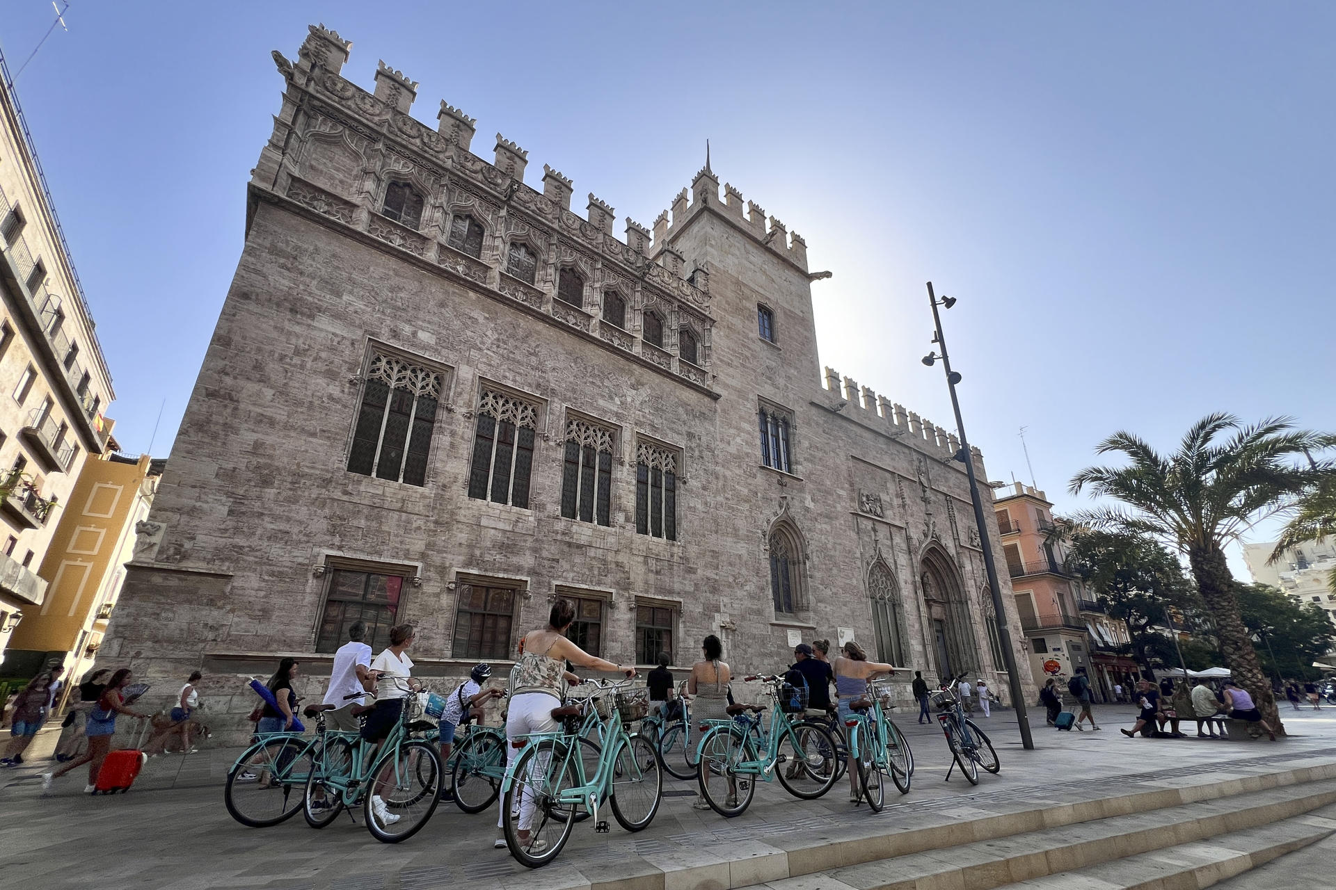 Un grupo de turistas en bicicleta escucha las indicaciones de su guía. EFE/Manuel Bruque/Archivo