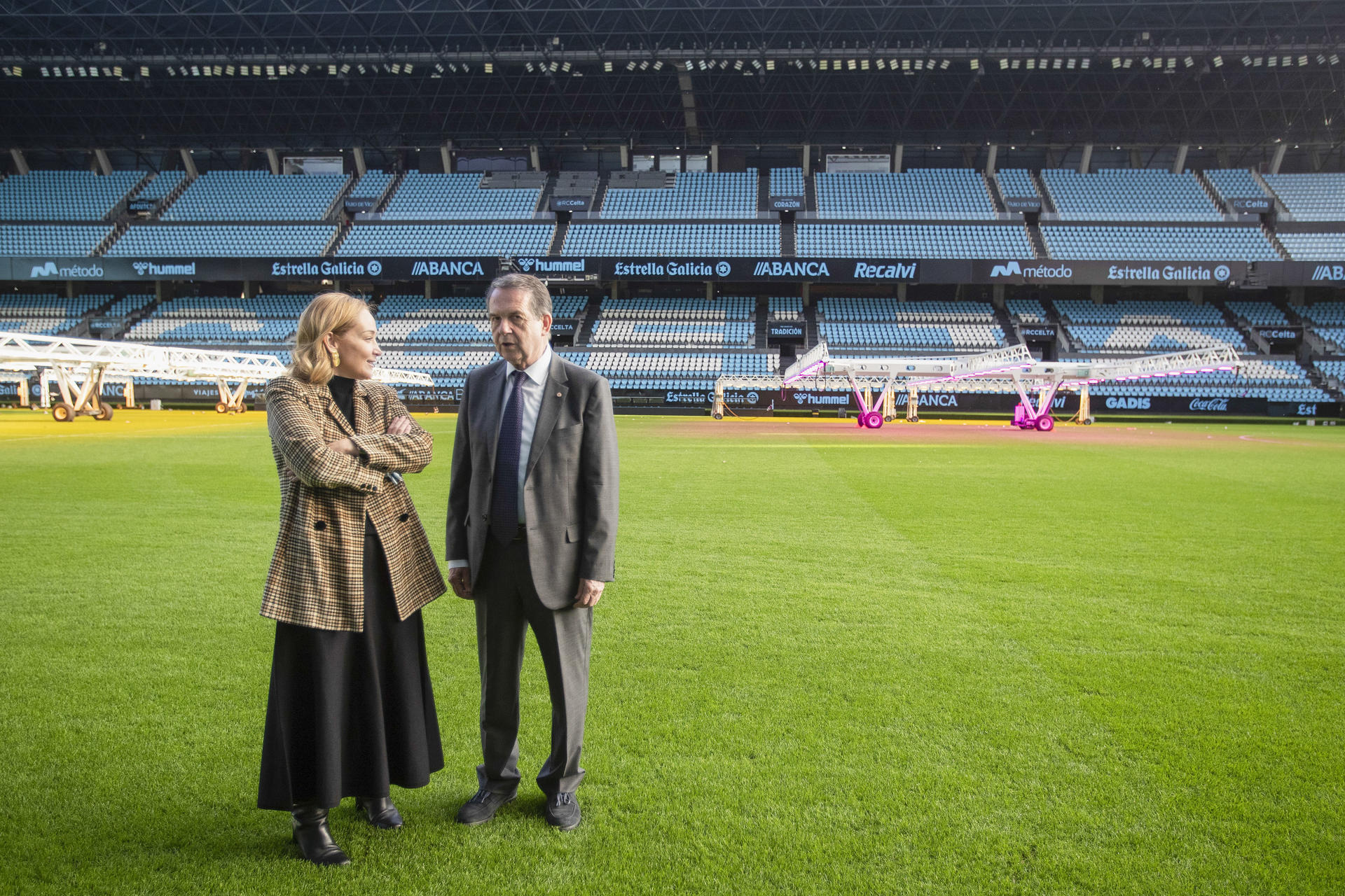 La presidenta del RC Celta, Marián Mouriño (i), y el alcalde de Vigo, Abel Caballero, en el estadio de Abanca Balaídos en foto de archivo de Salvador Sas. EFE