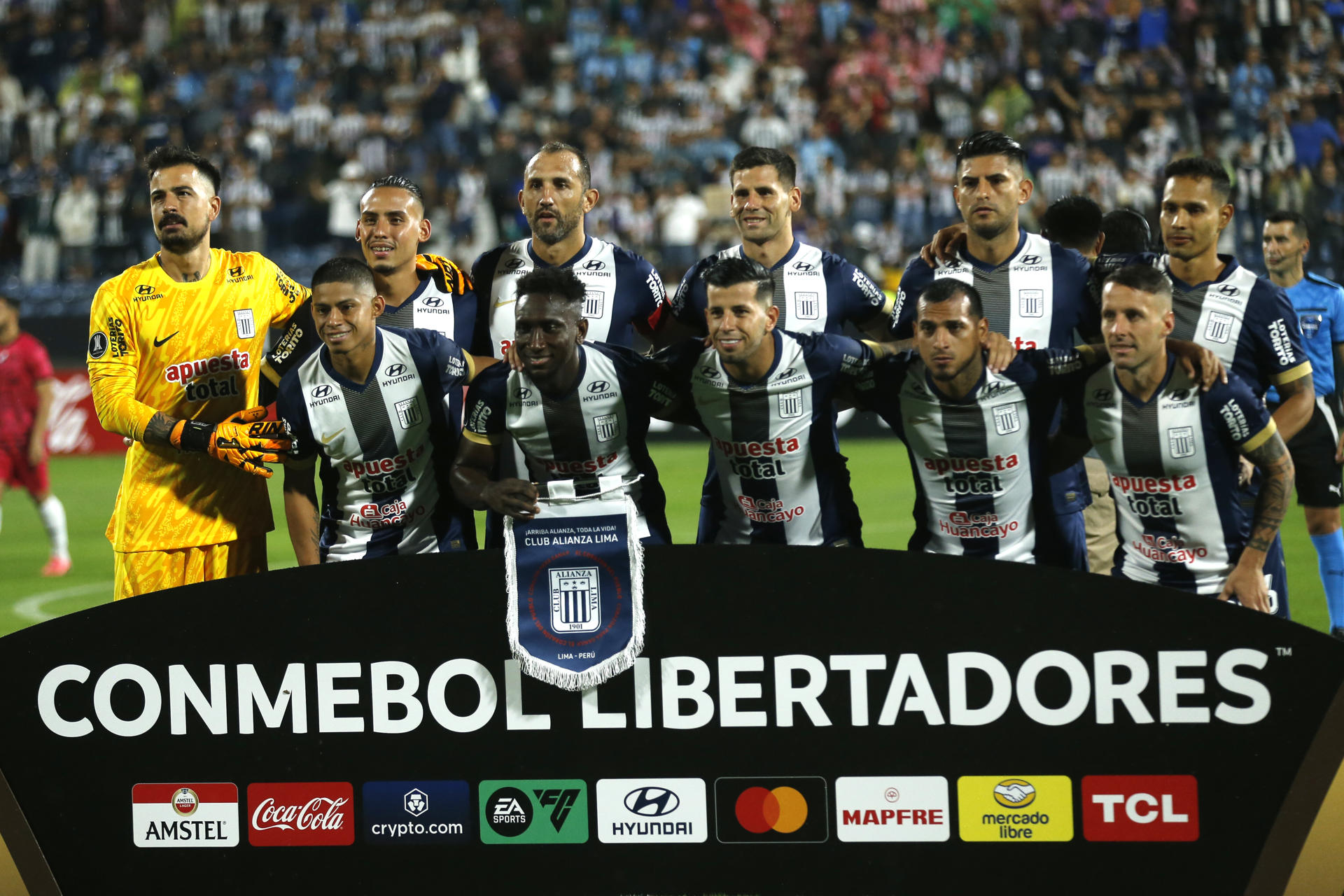 La formación de Alianza Lima se prepara para ganar este martes en Lima su primer partido en la fase de grupos de la Copa Libertadores a expensas de Talleres de Córdoba.  EFE/ Martín Fonseca