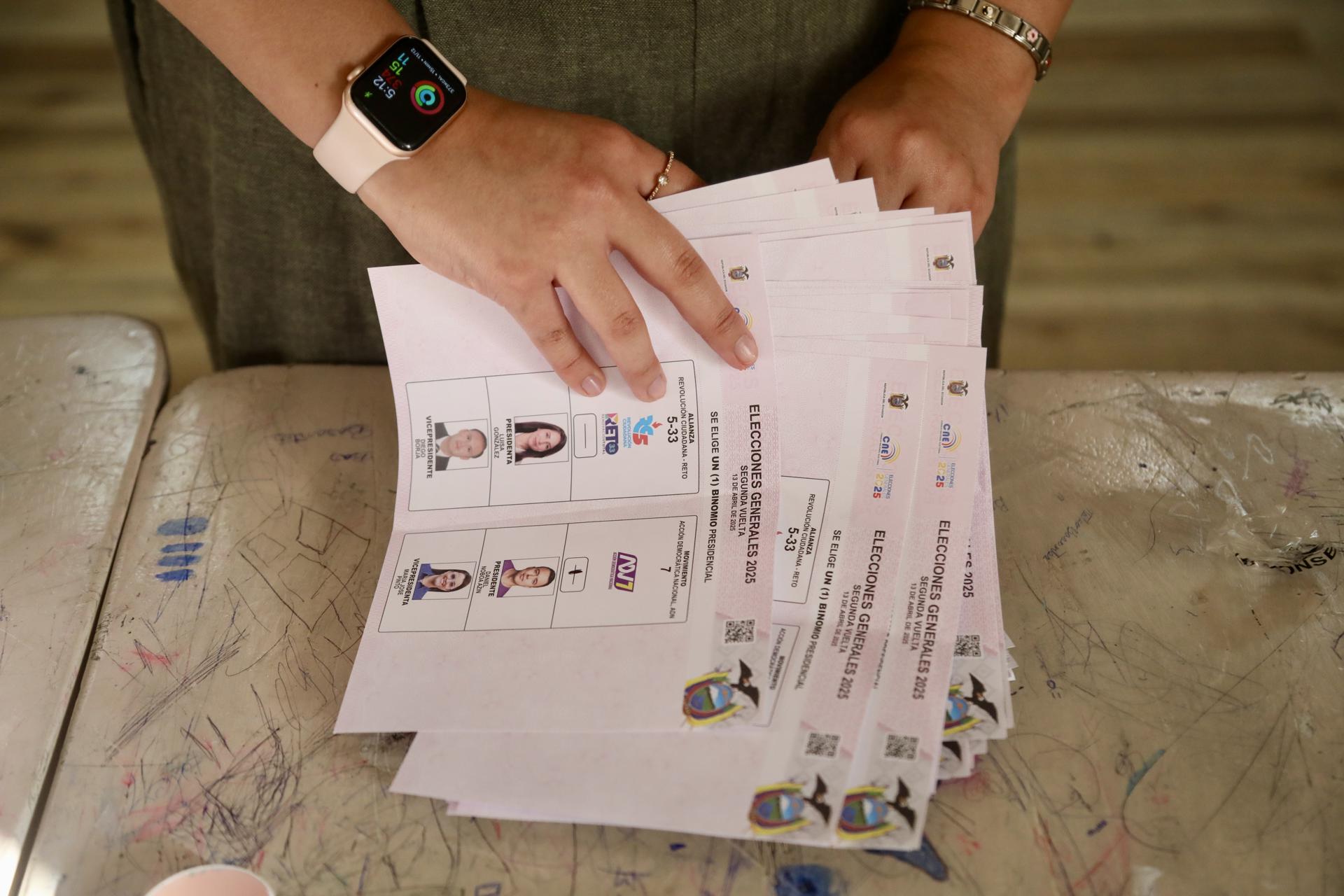 Jurados de votación durante el conteo de votos al cierre de la jornada electoral este domingo, en Quito (Ecuador). EFE/Gianna Benalcazar