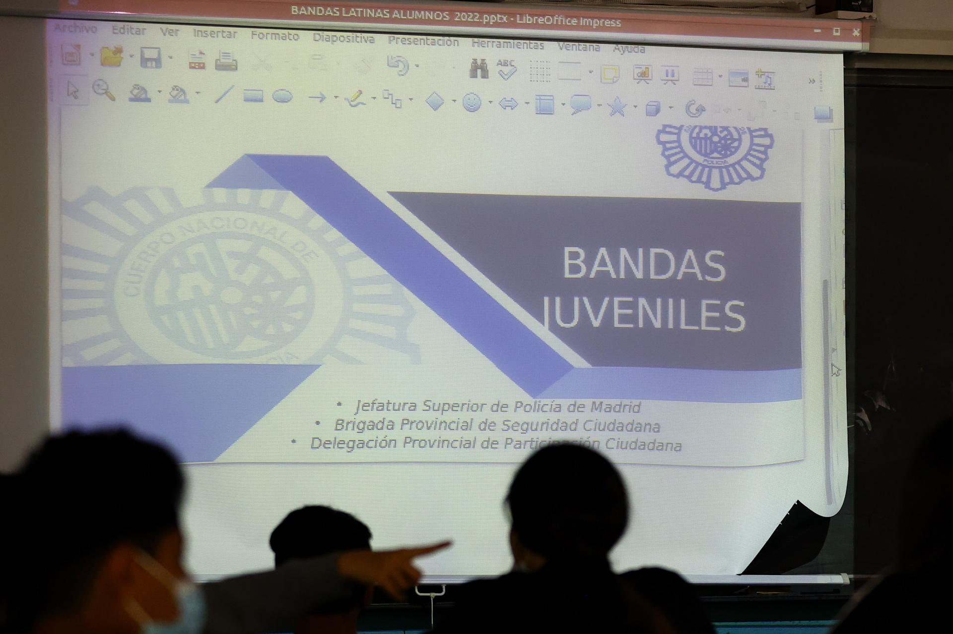 Imagen de archivo de una charla de policías nacionales sobre bandas en un Instituto madrileño. EFE/Chema Moya