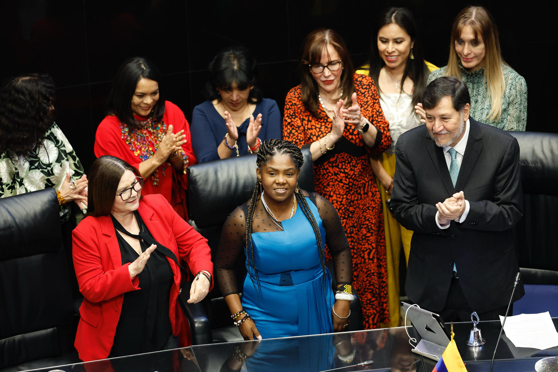 El presidente del Senado Gerardo Fernández (d) en compañía de legisladoras, dan la bienvenida a la vicepresidenta de Colombia Francia Márquez (c) durante un acto protocolario este jueves, en la Cámara de Senadores de Ciudad de México (México). EFE/ Sáshenka Gutiérrez