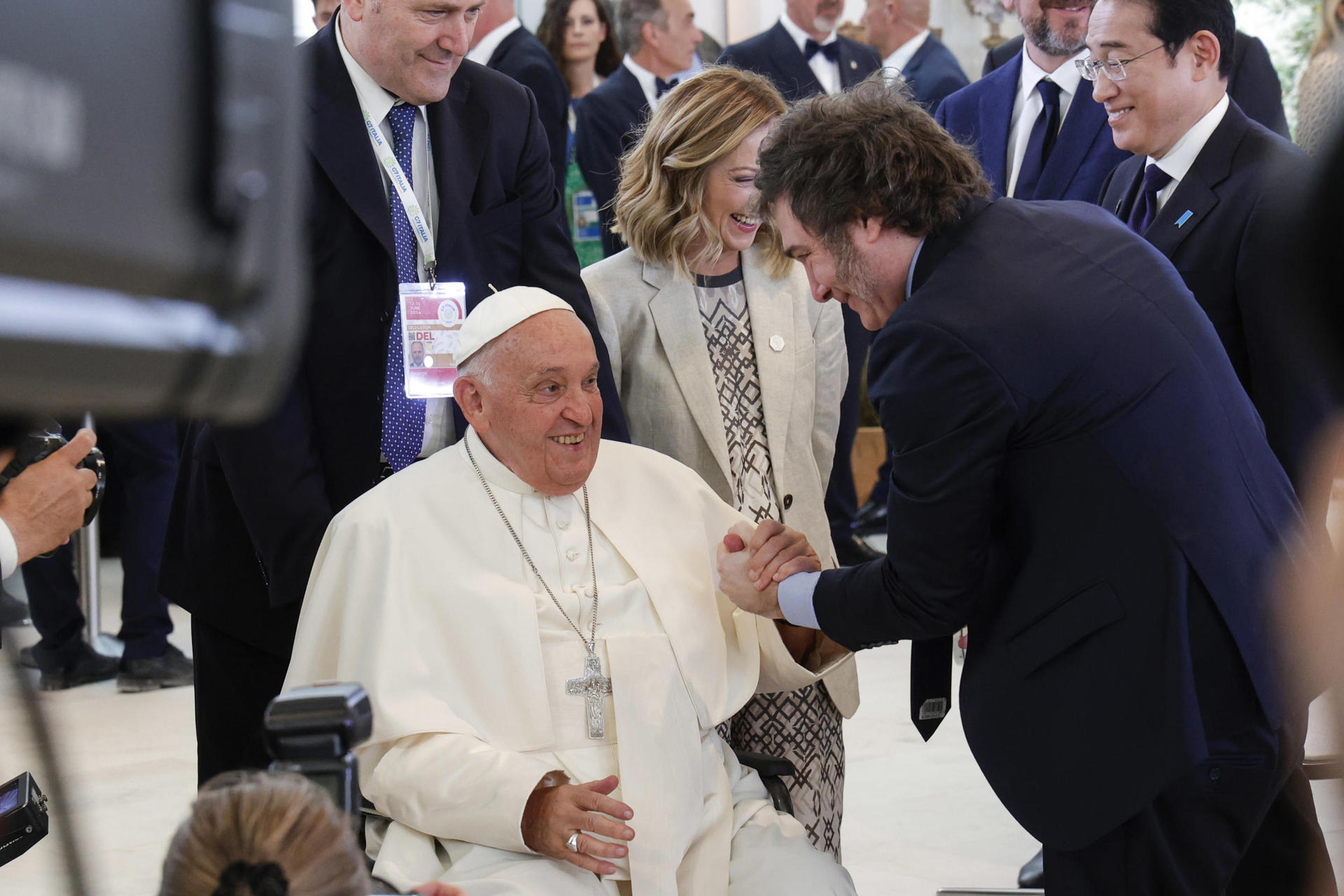 Fotografía de archivo fechada el 14 de junio de 2024 que muestra al Papa Francisco saludando al presidente argentino, Javier Milei, durante el segundo día de la cumbre del G7, en Borgo Egnazia, región de Apulia, sur de Italia. EFE/Giuseppe Lami