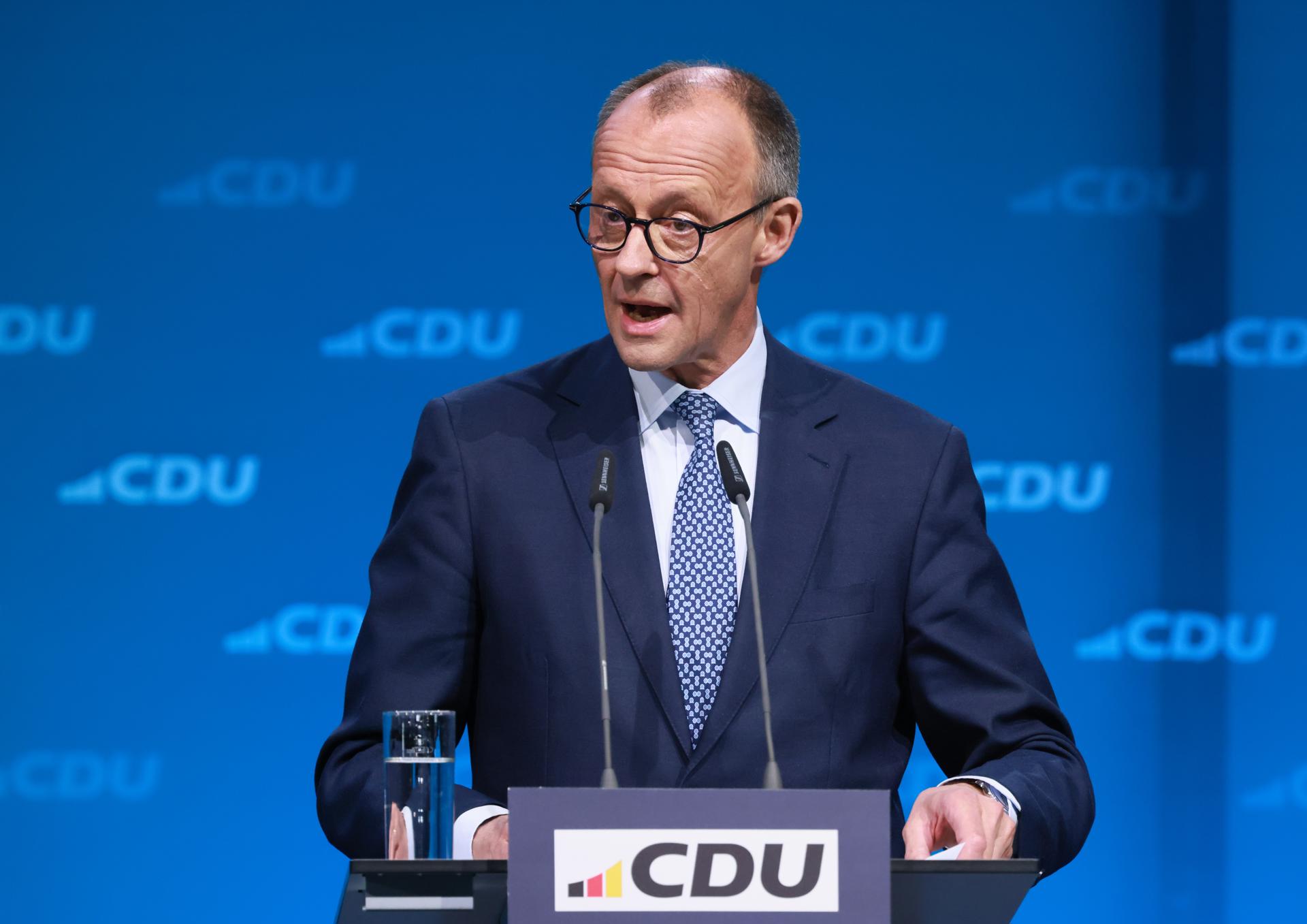 El líder de la Unión Cristianodemócrata (CDU) y virtual canciller alemán, Friedrich Merz, pronuncia un discurso durante la reunión del Comité Federal de la formación en Berlín, Alemania, el 28 de abril de 2025. EFE/EPA/HANNIBAL HANSCHKE