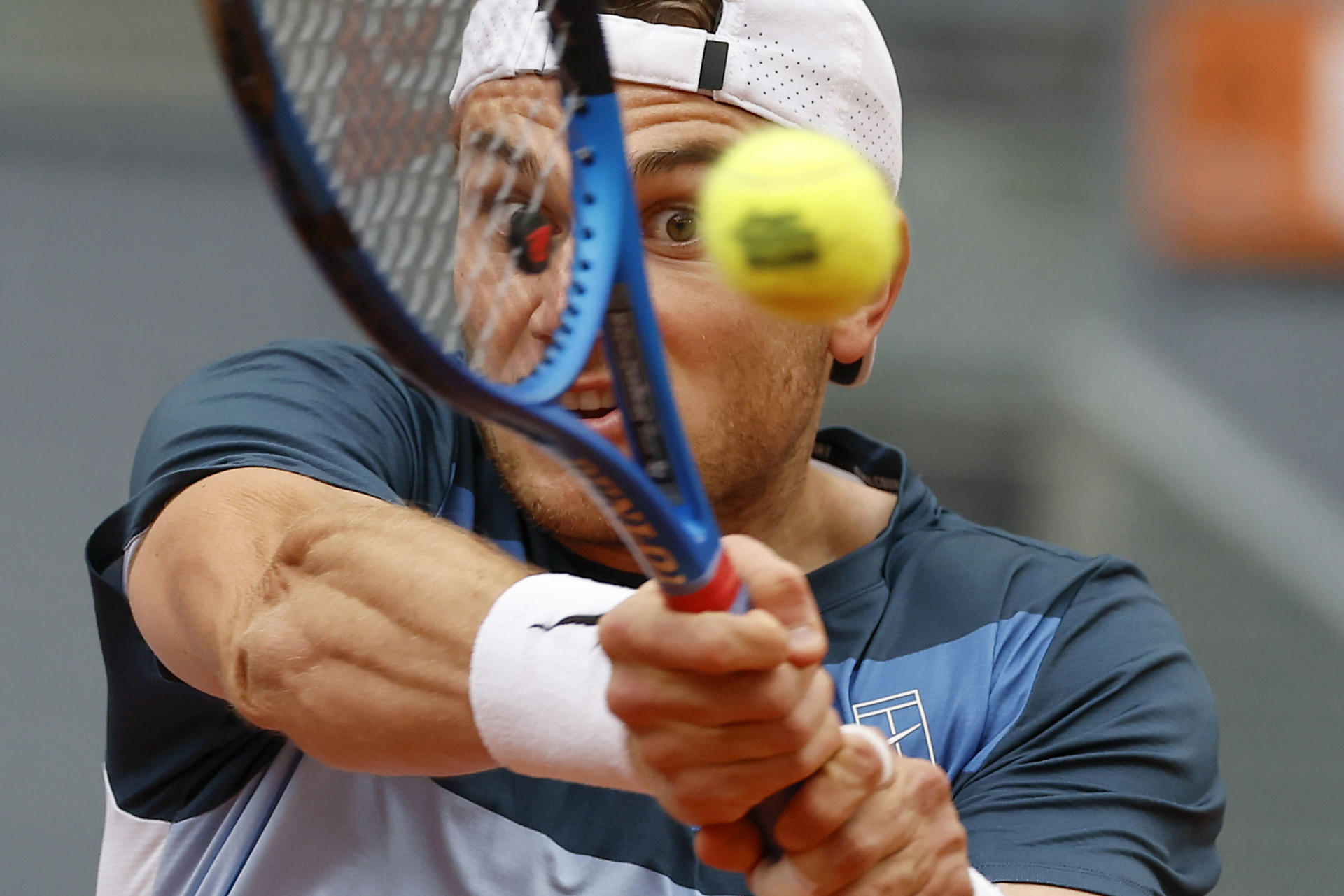 El tenista británico Jack Draper ante el estadounidense Tommy Paul este miércoles, durante el partido de Octavos de Final Individual Masculino del Mutua Madrid Open, en la Caja Mágica de Madrid. EFE/ Chema Moya