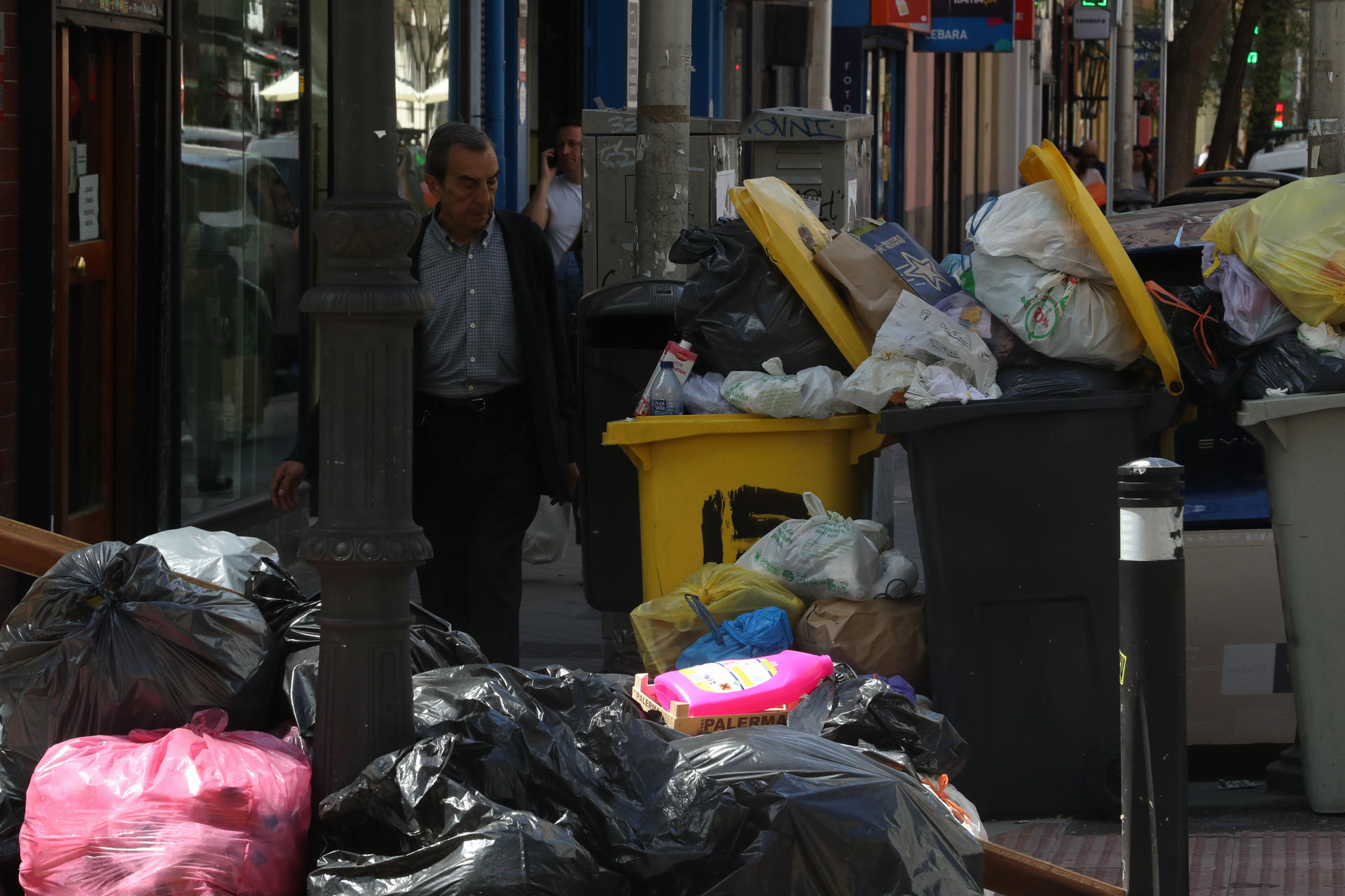 Fotografía de basura en una calle de Madrid este viernes, durante el quinto día de huelga de basura en la capital. Las empresas adjudicatarias del servicio de recogida de residuos de la ciudad de Madrid y los sindicatos, que arrancaron el pasado lunes una huelga indefinida, volverán a reunirse a las 17:00 horas de este viernes.EFE/ Alberto Aguado