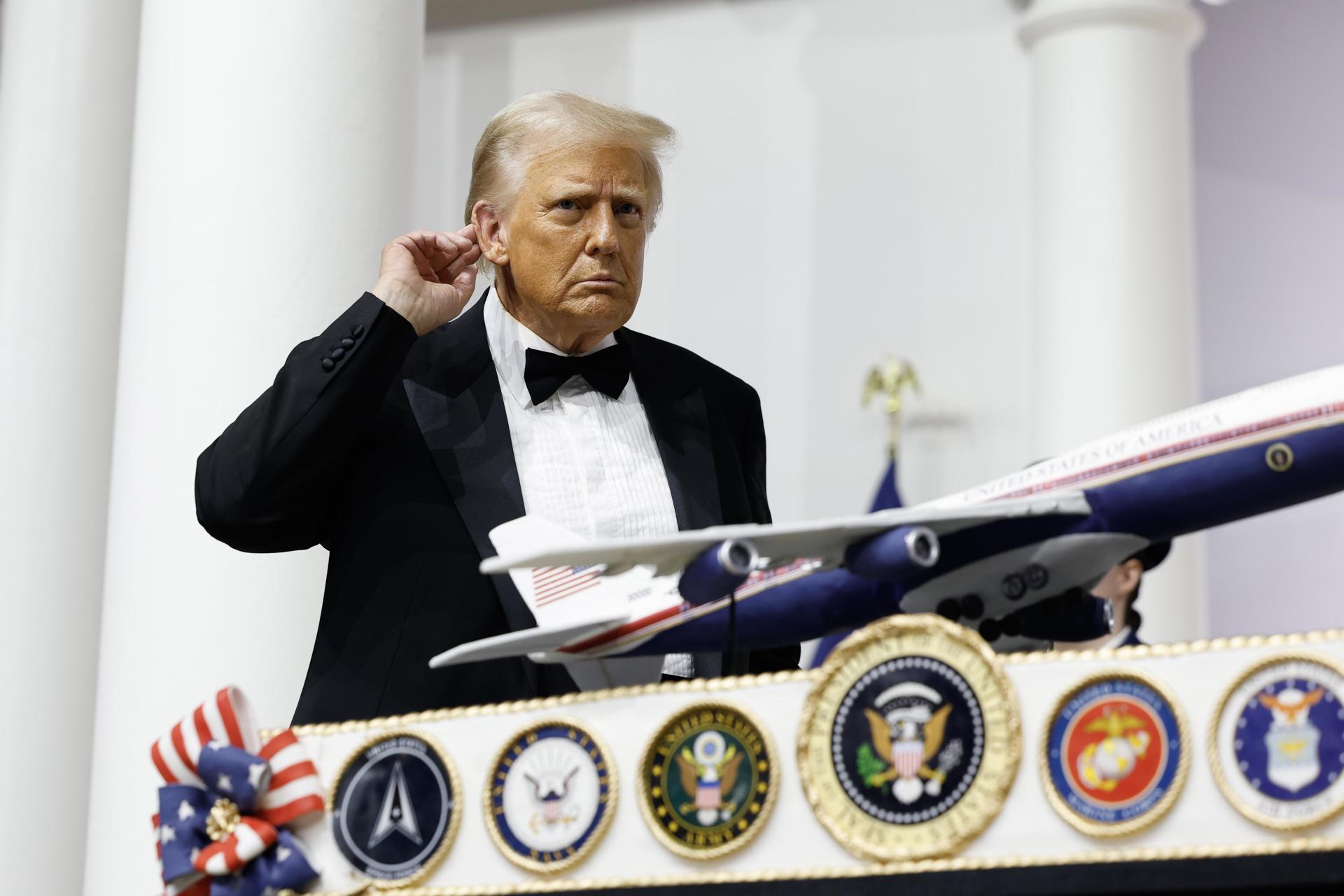 Fotografía de archivo, tomada el 20 de enero de 2025, del presidente estadounidense, Donald Trump, durante la gala por su toma de posesión, en Washington DC (EE.UU.). EFE/Anna Moneymaker/Pool