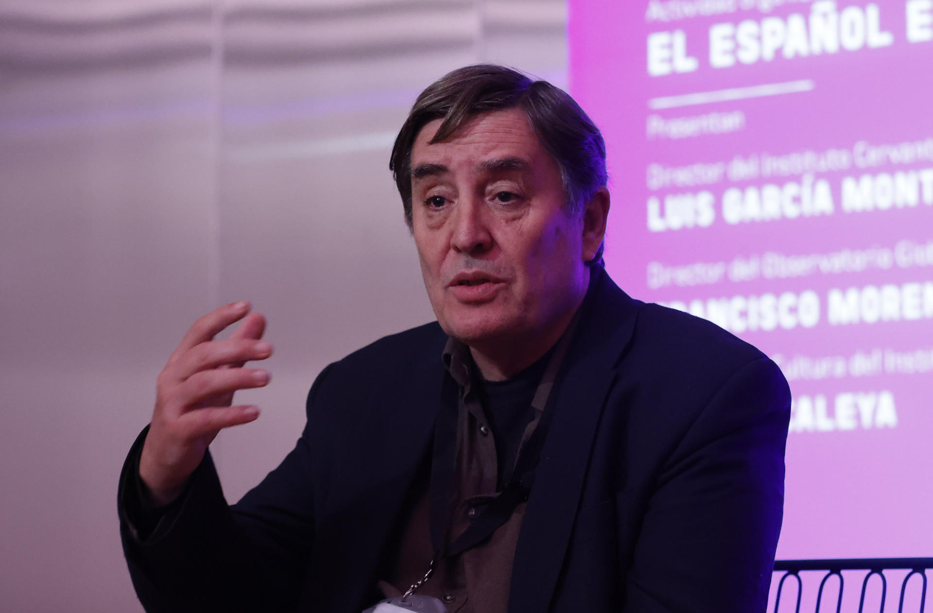 El director del Instituto Cervantes, Luis García Montero, habla durante una conferencia en la XXXVII Feria Internacional del Libro de Bogotá (FilBo) este sábado, en Bogotá (Colombia). EFE/Mauricio Dueñas Castañeda