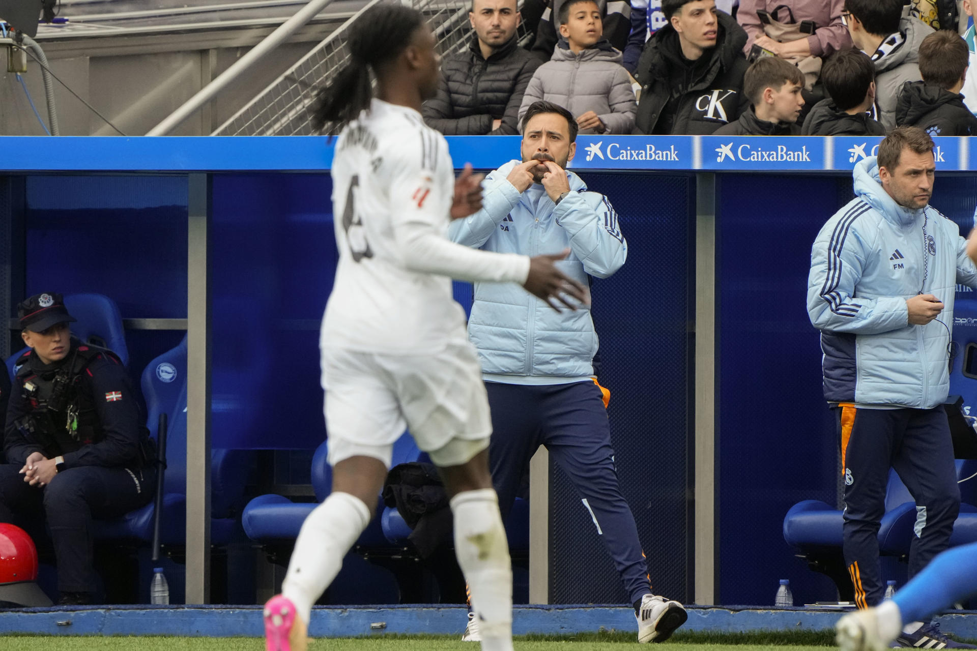 El entrenador asistente del Real Madrid Davide Ancelotti, este domingo, durante el partido de la jornada 31 de LaLiga EA Sports, entre el Deportivo Alavés y Real Madrid, en el estadio de Mendizorrotza de Vitoria. EFE/ Adrian Ruiz Hierro