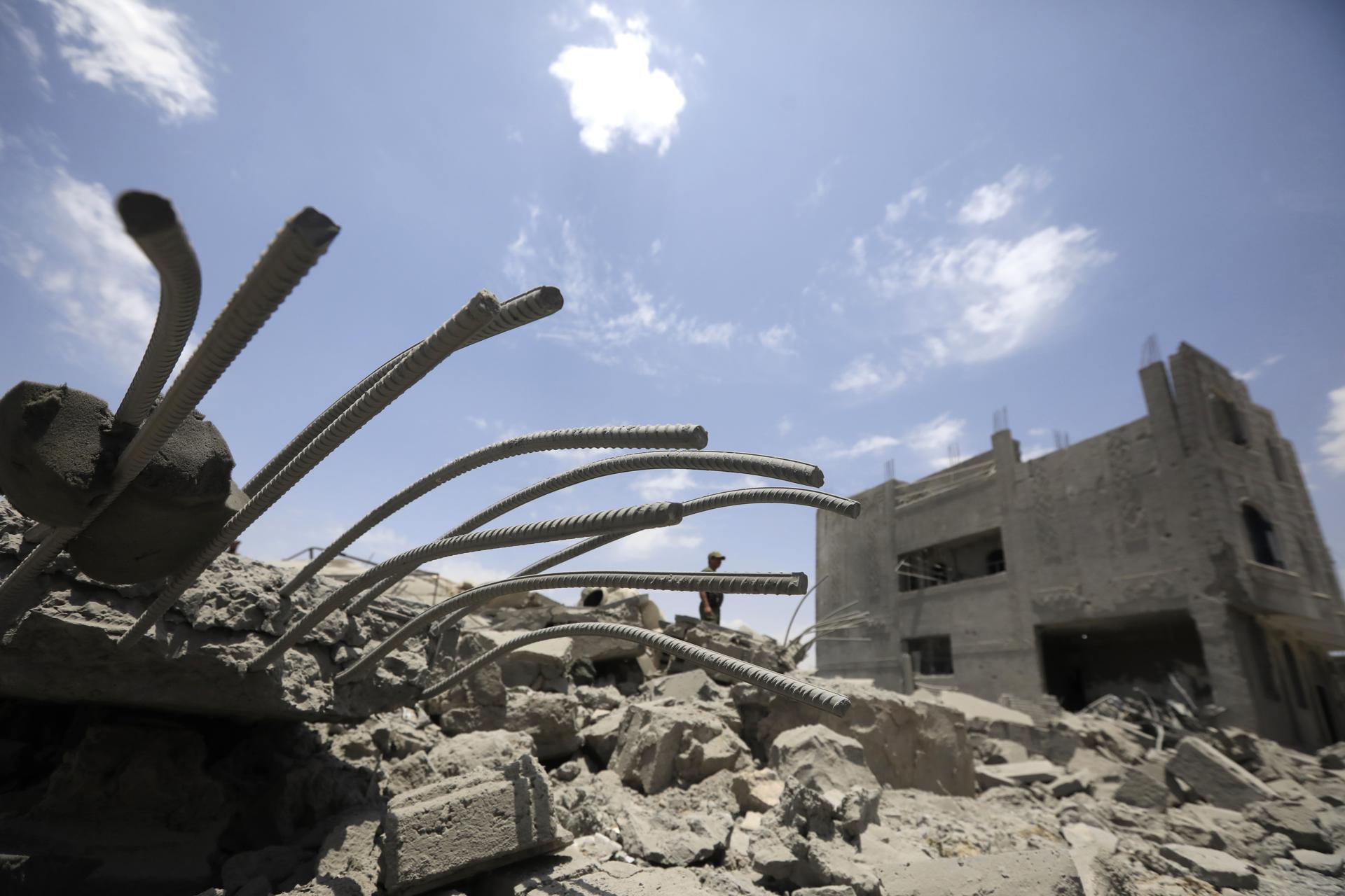 Un soldado yemení examina los escombros en una zona dañada después de que los ataques aéreos de EE. UU. atacaran un vecindario en Saná, Yemen, el 27 de abril de 2025. Al menos dos personas murieron y 10 resultaron heridas tras los bombardeos aéreos nocturnos de EE. UU., que impactaron en dos barrios de Sana'a, según la cadena Al-Masirah, controlada por los hutíes. EFE/EPA/YAHYA ARHAB