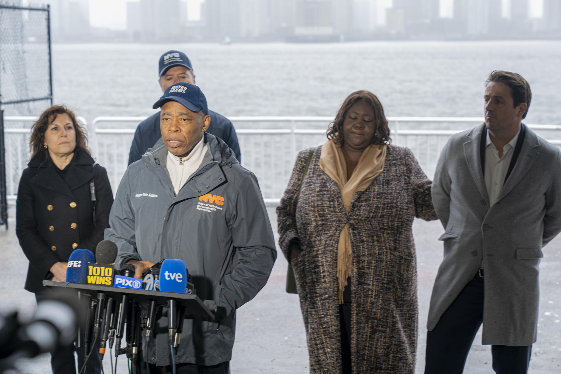 El alcalde de Nueva York, Eric Adams, habla durante una rueda de prensa este sábado, en Nueva York (Estados Unidos). EFE/Ángel Colmenares