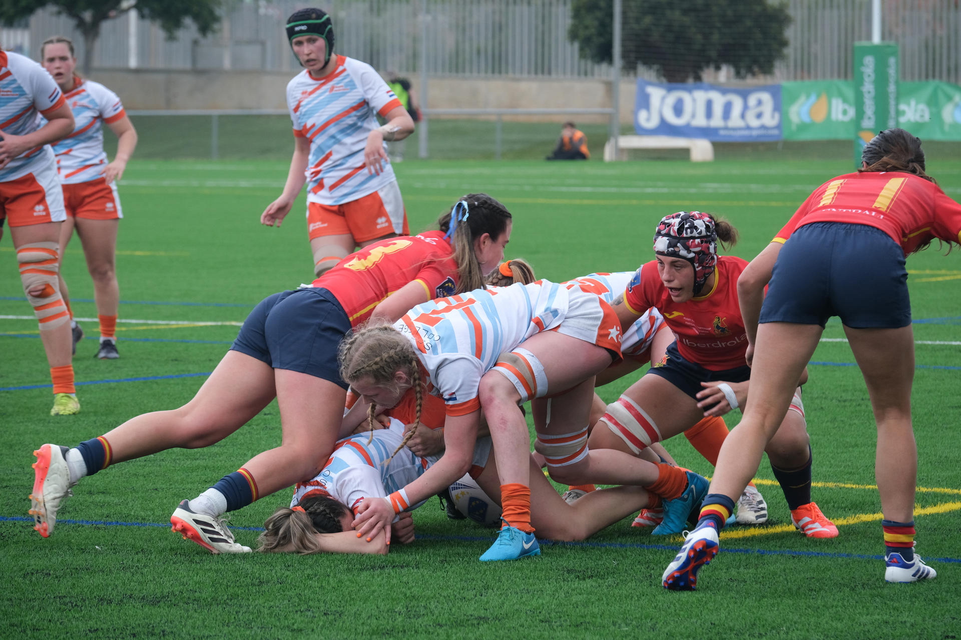 .- Las jugadoras de la selección española y las de Países Bajos durante el encuentro de la última jornada del Campeonato de Europa disputado este sábado en el Estadio Nelson Mandela de Torrevieja (Alicante). EFE/ Pablo Miranzo