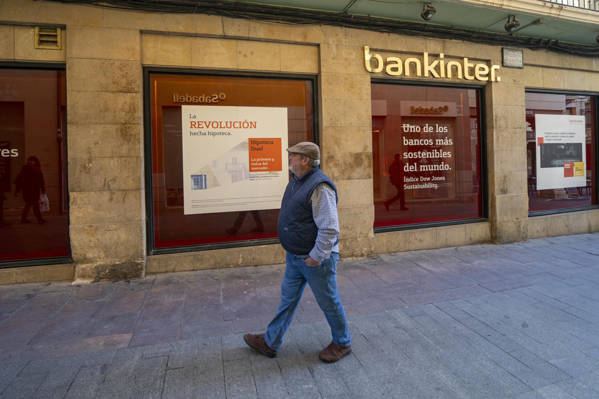 Imagen de archivo de una oficina de Bankinter en Teruel. EFE/Antonio Garcia