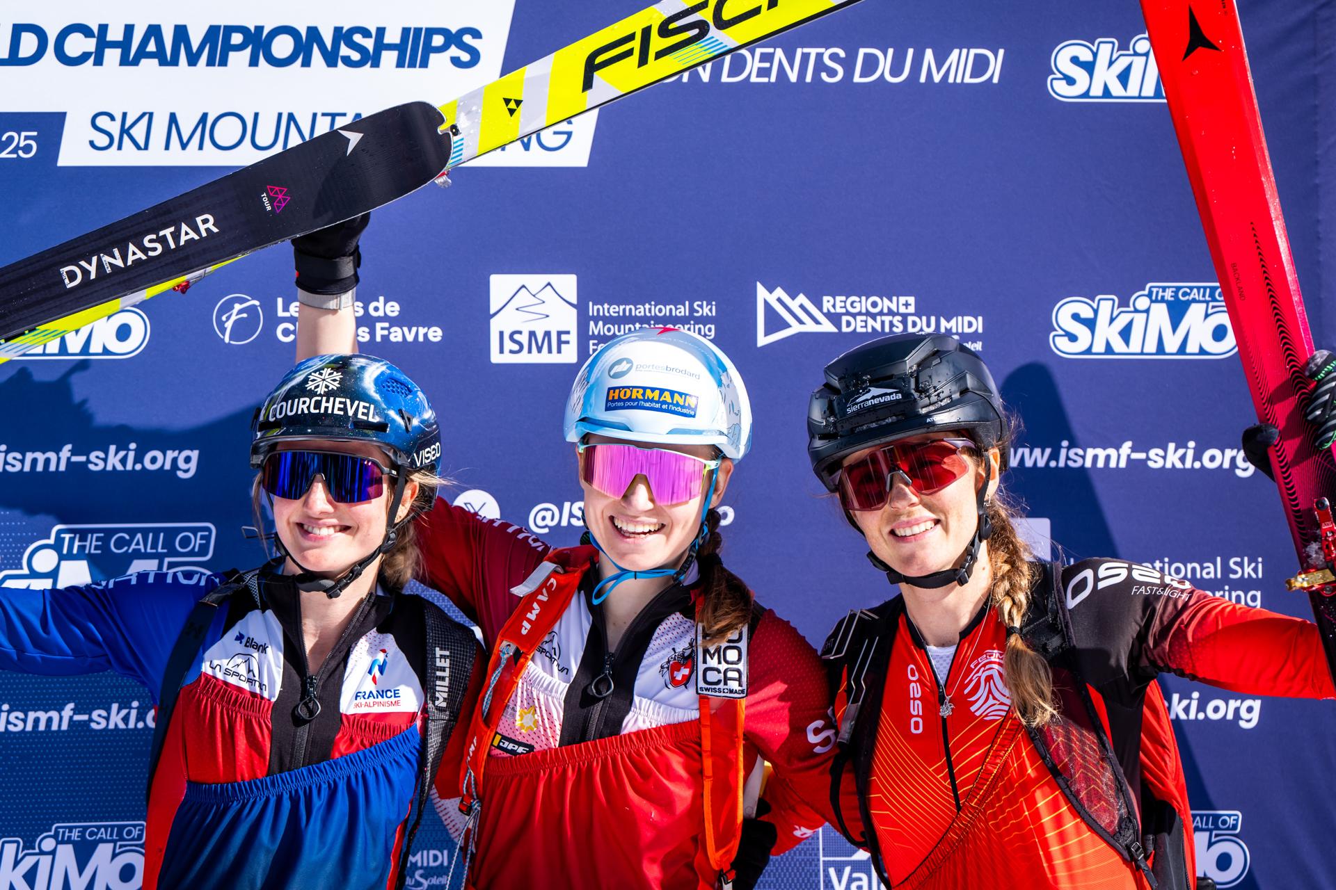 Ana Alonso (d), junto a la suiza Maianne Fatton (c) y la francesa Emily Harrop, en el podio de la carrera sprint del Mundial de Esquí de Montaña disputado en Morgins, Suiza, el pasado 6 de marzo. EFE/EPA/MAXIME SCHMID