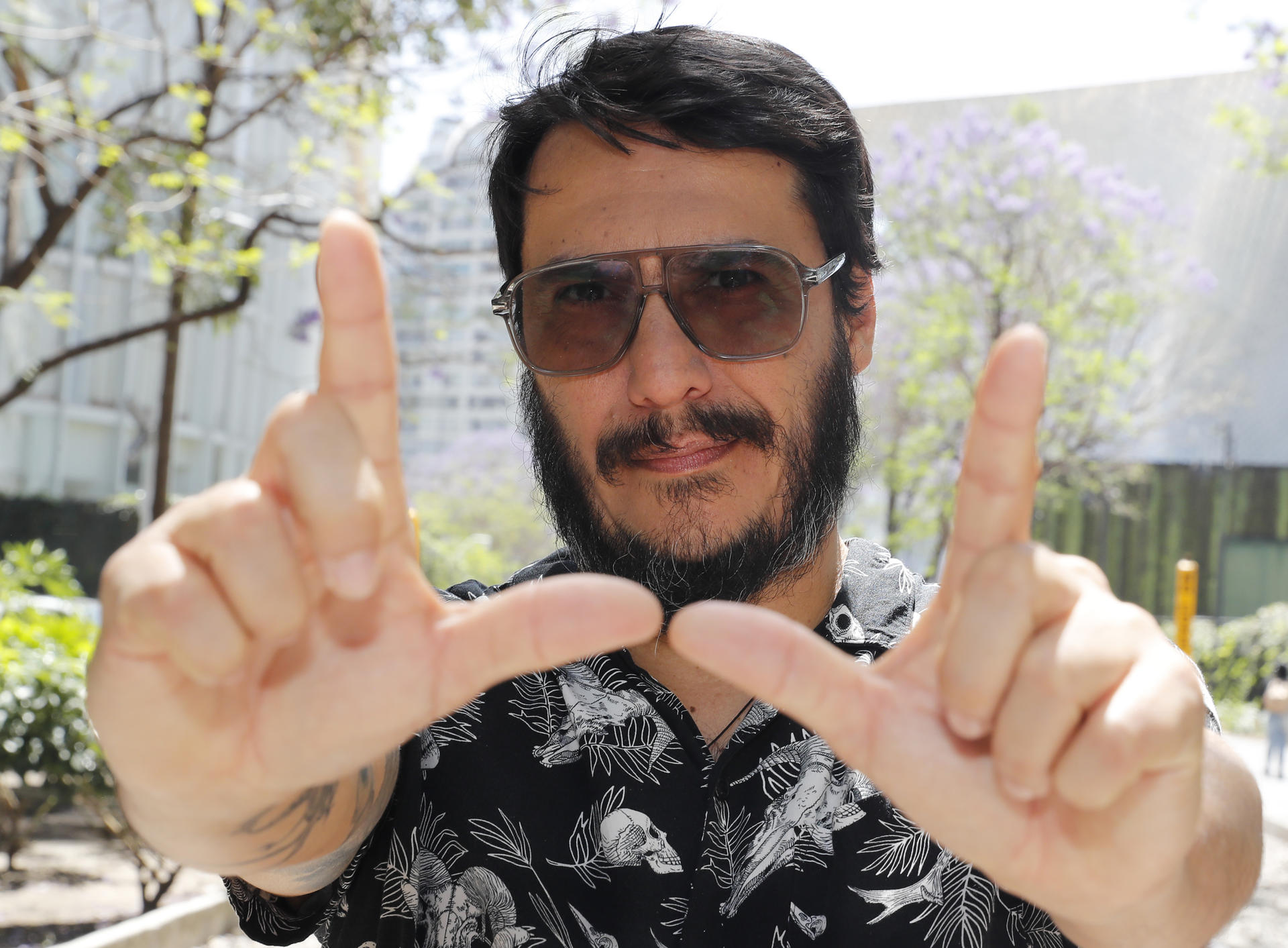 El cineasta colombiano Santiago Lozano posa durante una entrevista con EFE este martes, en Ciudad de México (México). EFE/ Mario Guzmán