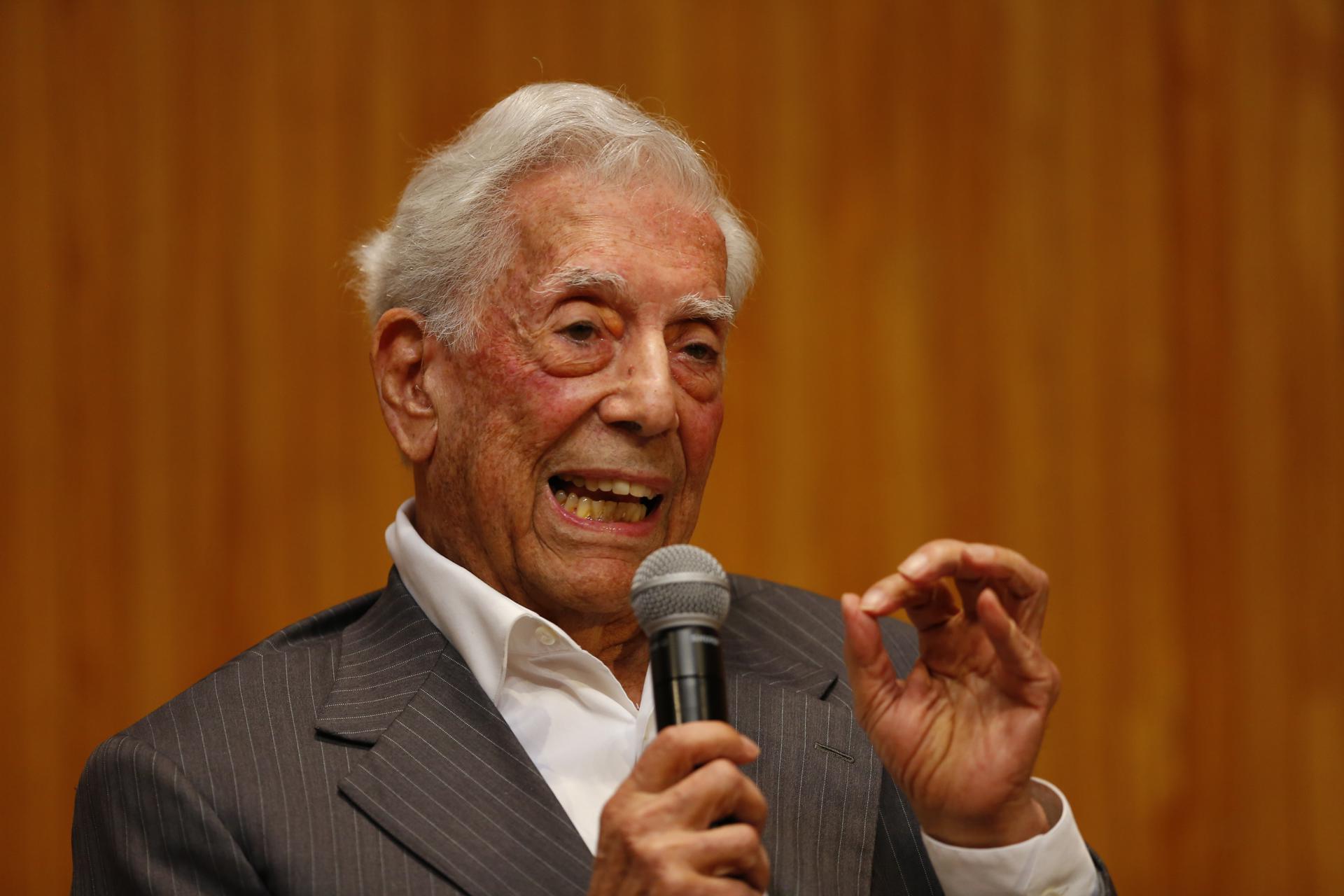 El escritor peruano, Mario Vargas Llosa, en una fotografía de archivo. EFE/ Francisco Guasco