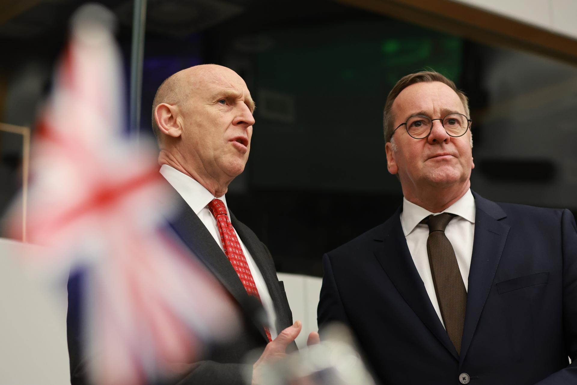 El ministro de Defensa del Reino Unido, John Healey, y su homólogo alemán, Boris Pistorius, en la vigésimo séptima edición del Grupo de Contacto de Defensa de Ucrania, en Buselas, el 11 de abril de 2025. EFE/EPA/OLIVIER HOSLET