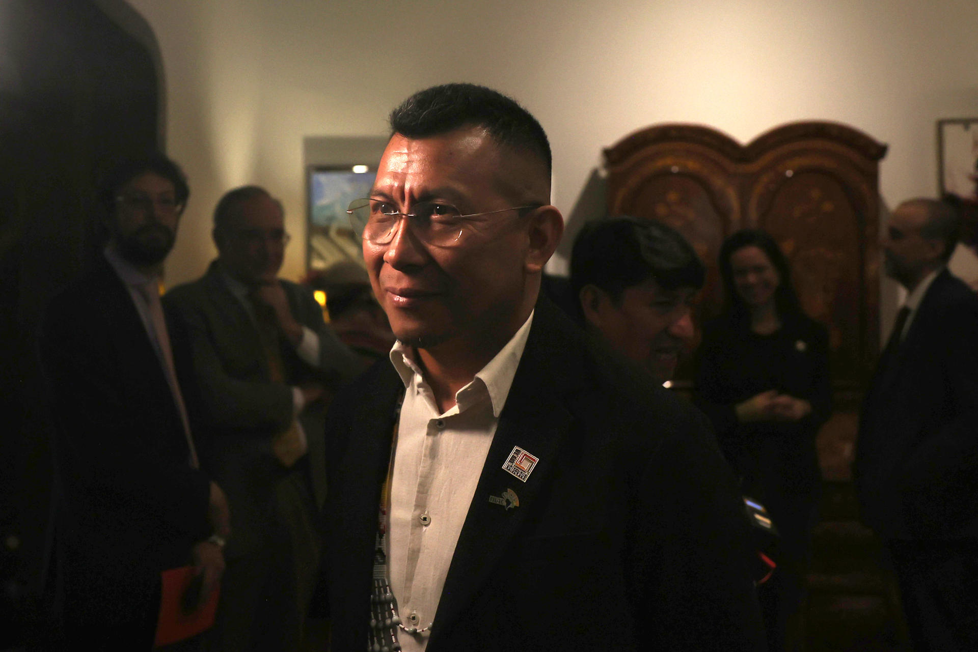 El nuevo secretario técnico del Fondo para el Desarrollo de los Pueblos Indígenas de América Latina y el Caribe (Filac), Darío Mejía, durante el acto de posesión, en la embajada de España de Bolivia, este viernes, 11 de abril, en La Paz. EFE/Luis Gandarillas