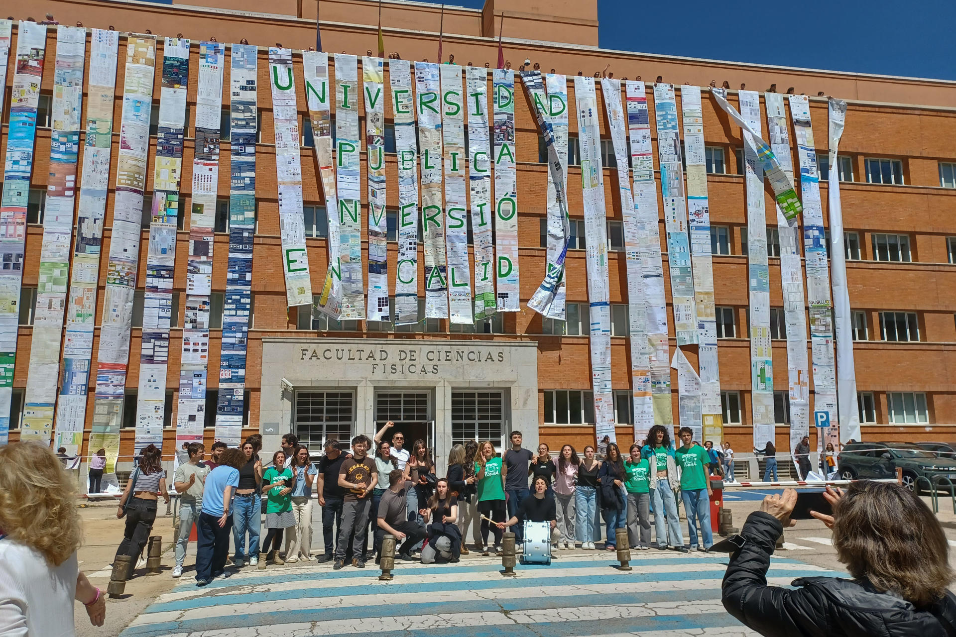 Profesores de la Complutense cubriren la facha de la Facultad de Físicas con un gran mural, confeccionado con más de 400 pósteres de investigación presentados en congresos, bajo el lema "Universidad pública, inversión en calidad", este miéroccs, . Es una iniciativa de UCM por la Pública, en protesta por la nueva ley de universidades que prepara el Gobierno regional. Profesores de la Complutense cubrirán la facha de la Facultad de Físicas con un gran mural, confeccionado con más de 400 pósteres de investigación presentados en congresos, bajo el lema "Universidad pública, inversión en calidad". Es una iniciativa de UCM por la Pública, en protesta por la nueva ley de universidades que prepara el Gobierno regional. Facultad de Ciencias Físicas. Universidad Complutense